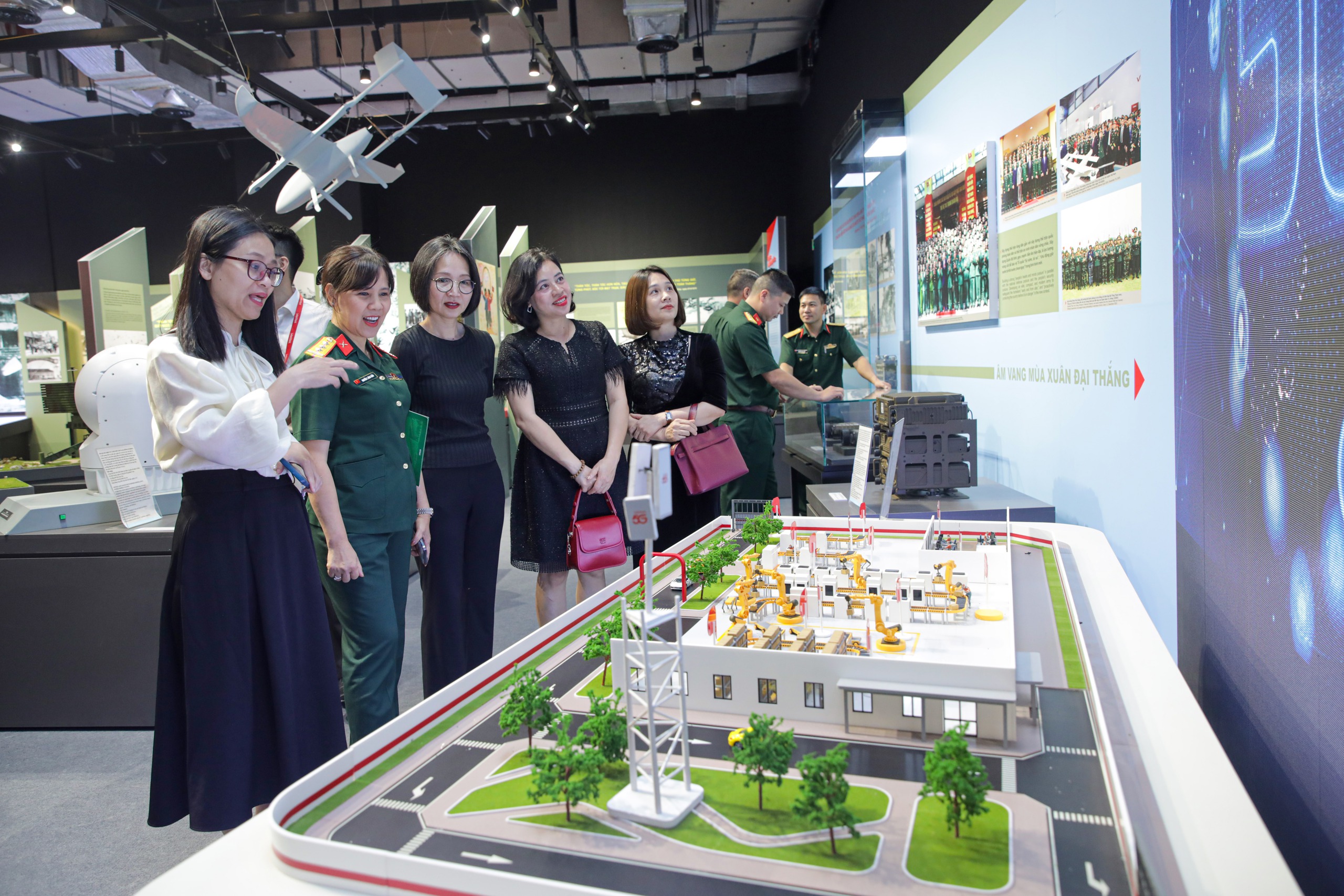 “Bản hùng ca mùa Xuân đại thắng” qua những hình ảnh, hiện vật quý- Ảnh 13. “Bản hùng ca mùa Xuân đại thắng” qua những hình ảnh, hiện vật quý- Ảnh 13.