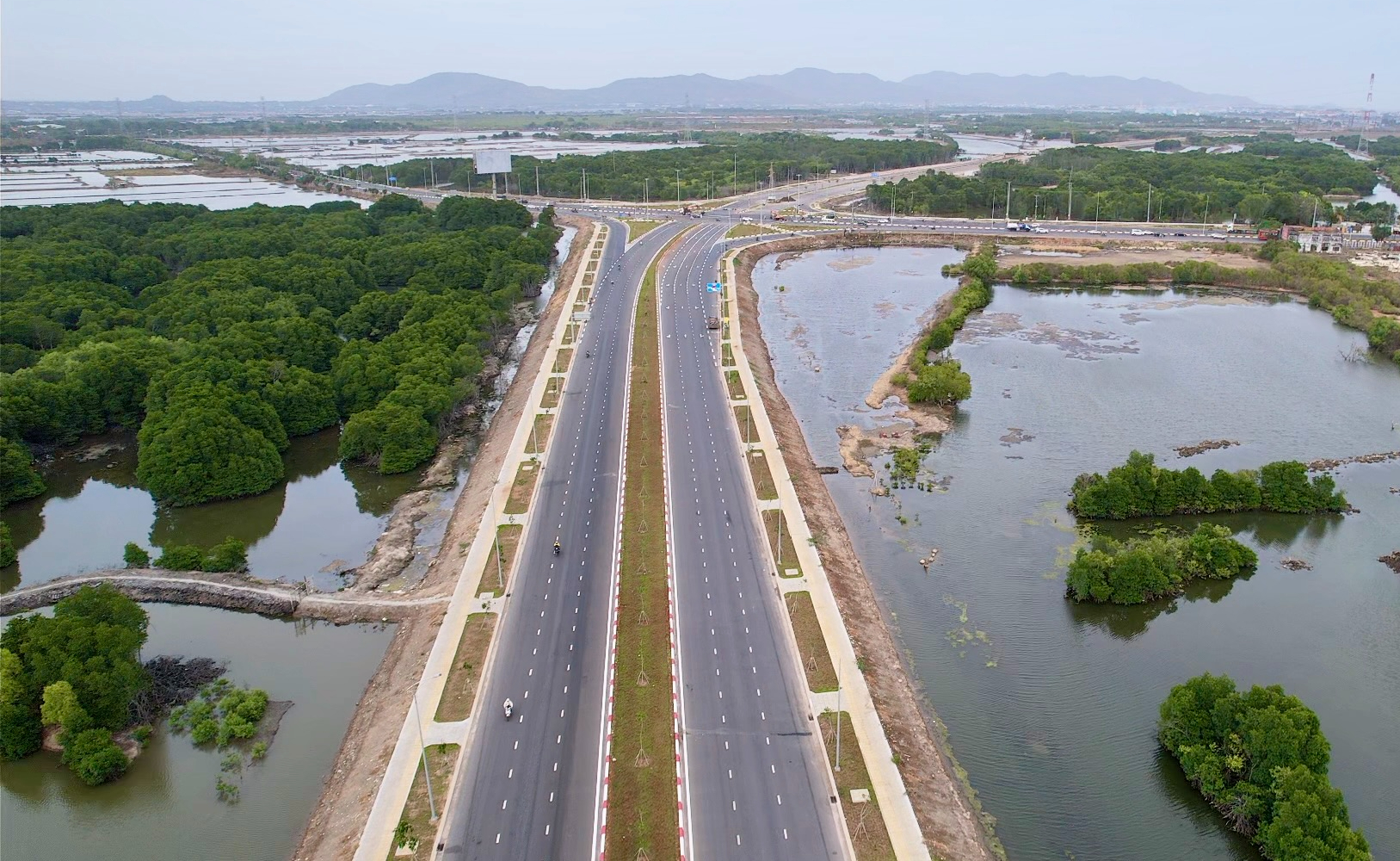 Sắp khánh thành đường 994 đoạn Long Sơn - QL51: Thúc đẩy giao thương, kết nối du lịch biển- Ảnh 1. Sắp khánh thành đường 994 đoạn Long Sơn - QL51: Thúc đẩy giao thương, kết nối du lịch biển- Ảnh 1.