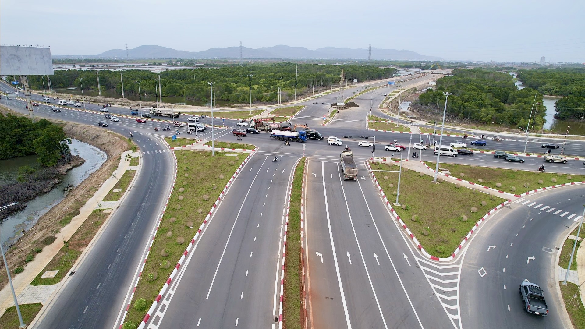 Sắp khánh thành đường 994 đoạn Long Sơn - QL51: Thúc đẩy giao thương, kết nối du lịch biển- Ảnh 2. Sắp khánh thành đường 994 đoạn Long Sơn - QL51: Thúc đẩy giao thương, kết nối du lịch biển- Ảnh 2.