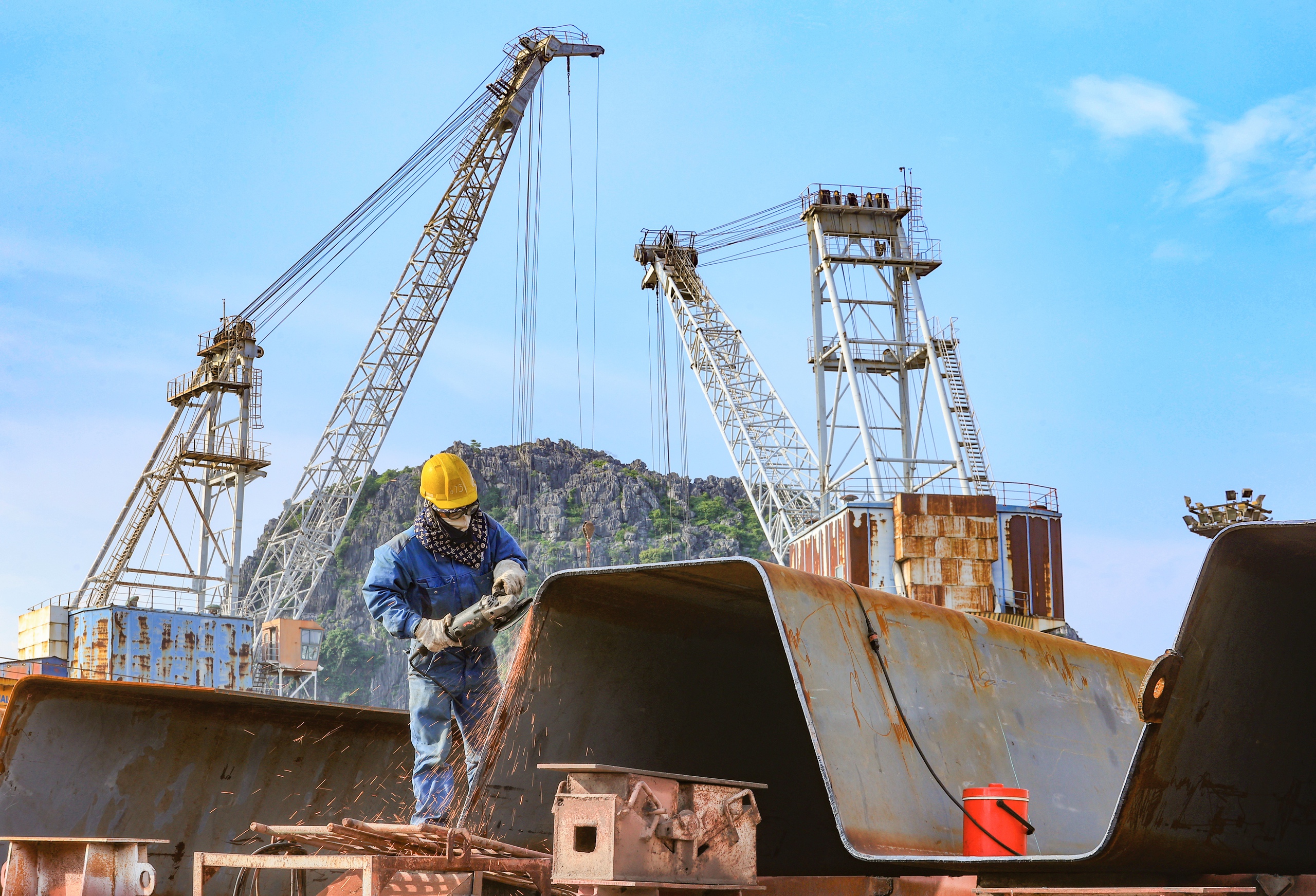 Tỉ mỉ đóng những con tàu "Made in Vietnam"- Ảnh 21. Tỉ mỉ đóng những con tàu "Made in Vietnam"- Ảnh 21.