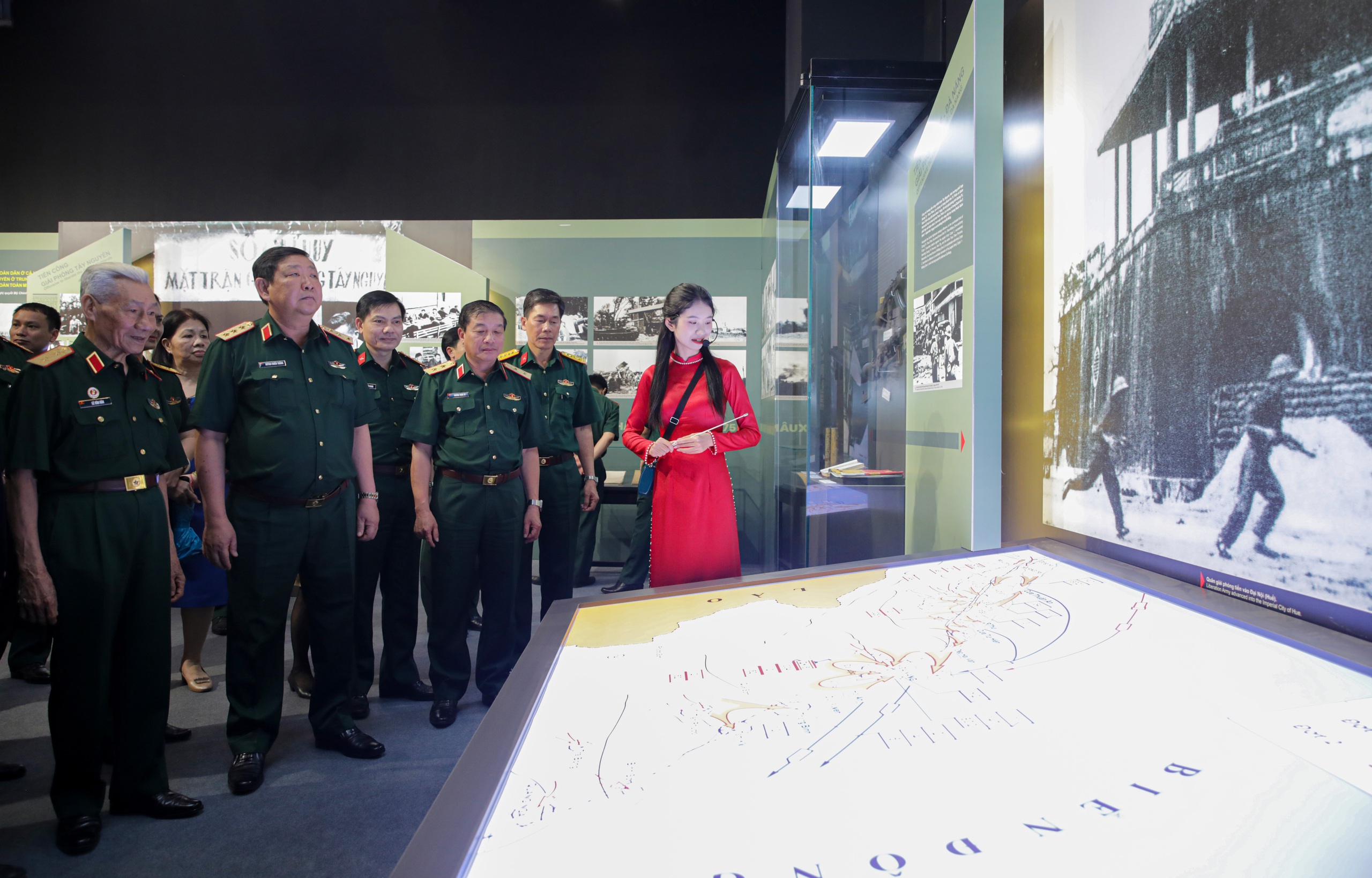 “Bản hùng ca mùa Xuân đại thắng” qua những hình ảnh, hiện vật quý- Ảnh 2. “Bản hùng ca mùa Xuân đại thắng” qua những hình ảnh, hiện vật quý- Ảnh 2.