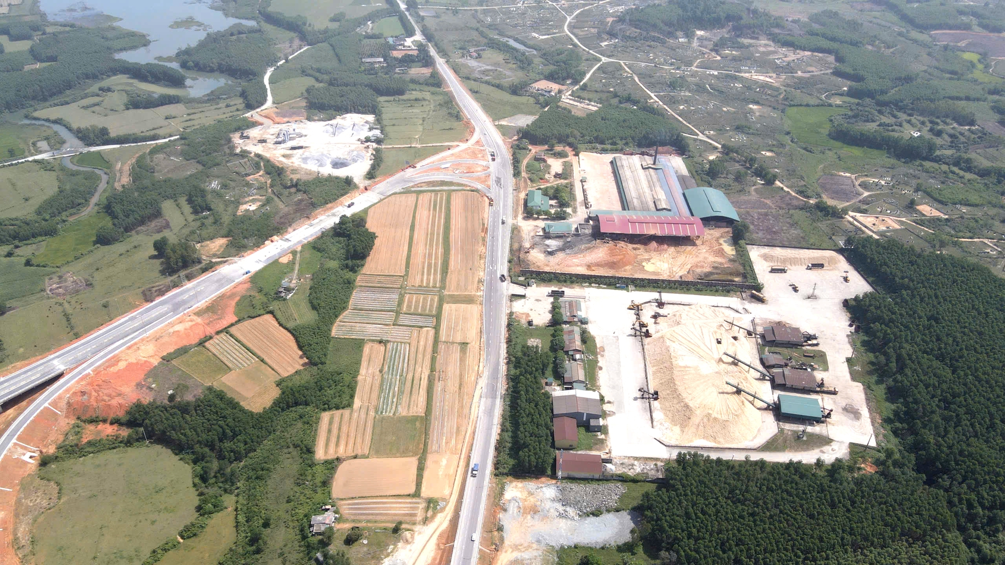 Cận cảnh nút giao cao tốc kết nối Khu kinh tế Vũng Áng sắp thông xe- Ảnh 3. Cận cảnh nút giao cao tốc kết nối Khu kinh tế Vũng Áng sắp thông xe- Ảnh 3.