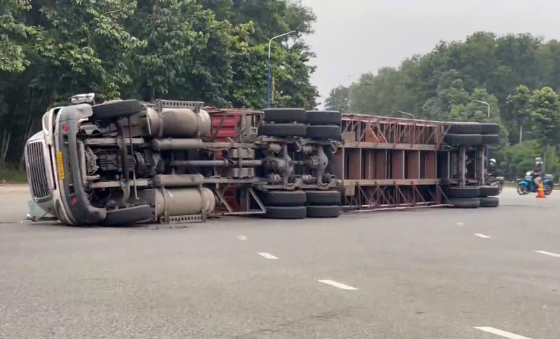 Hiện trường vụ lật xe container. Hiện trường vụ lật xe container.