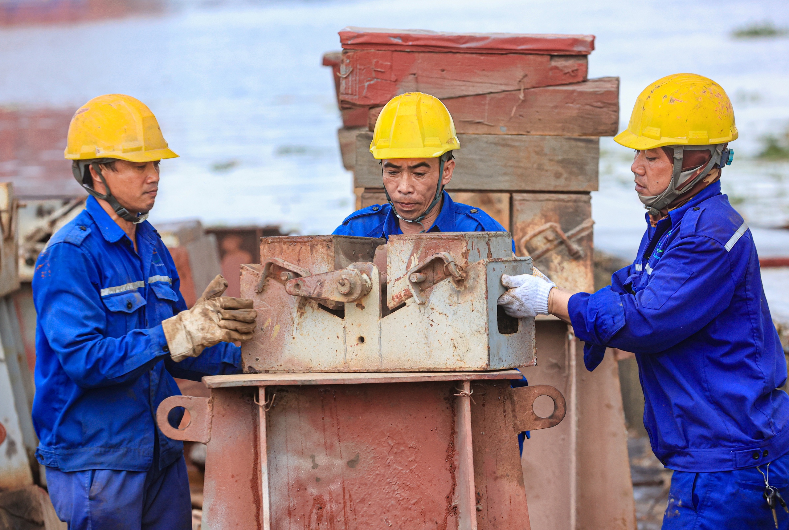 Tỉ mỉ đóng những con tàu "Made in Vietnam"- Ảnh 24. Tỉ mỉ đóng những con tàu "Made in Vietnam"- Ảnh 24.