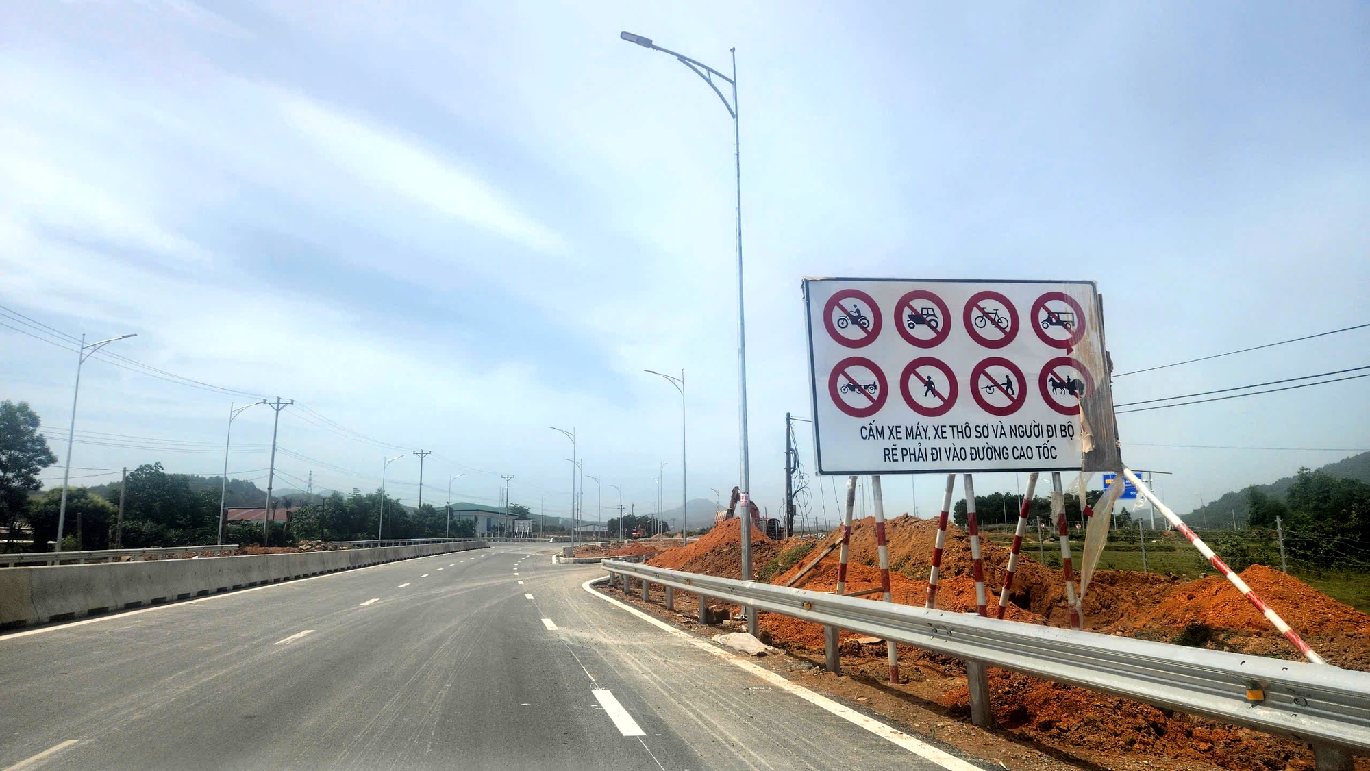 Cận cảnh nút giao cao tốc kết nối Khu kinh tế Vũng Áng sắp thông xe- Ảnh 4. Cận cảnh nút giao cao tốc kết nối Khu kinh tế Vũng Áng sắp thông xe- Ảnh 4.