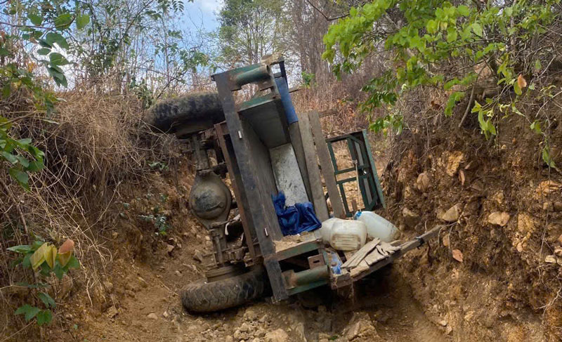 Hiện trường vụ lật xe công nông khiến một người tử vong. Hiện trường vụ lật xe công nông khiến một người tử vong.