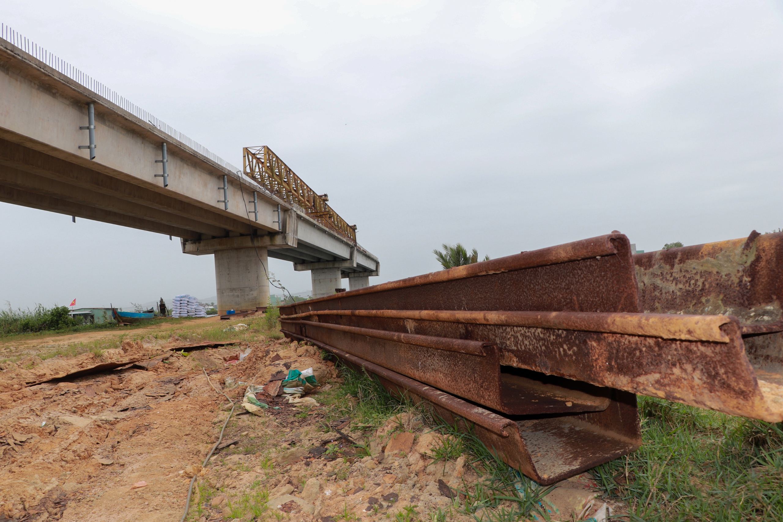 Cầu 220 tỷ dang dở sau 6 năm thi công, Quảng Nam yêu cầu làm rõ trách nhiệm- Ảnh 6. Cầu 220 tỷ dang dở sau 6 năm thi công, Quảng Nam yêu cầu làm rõ trách nhiệm- Ảnh 6.