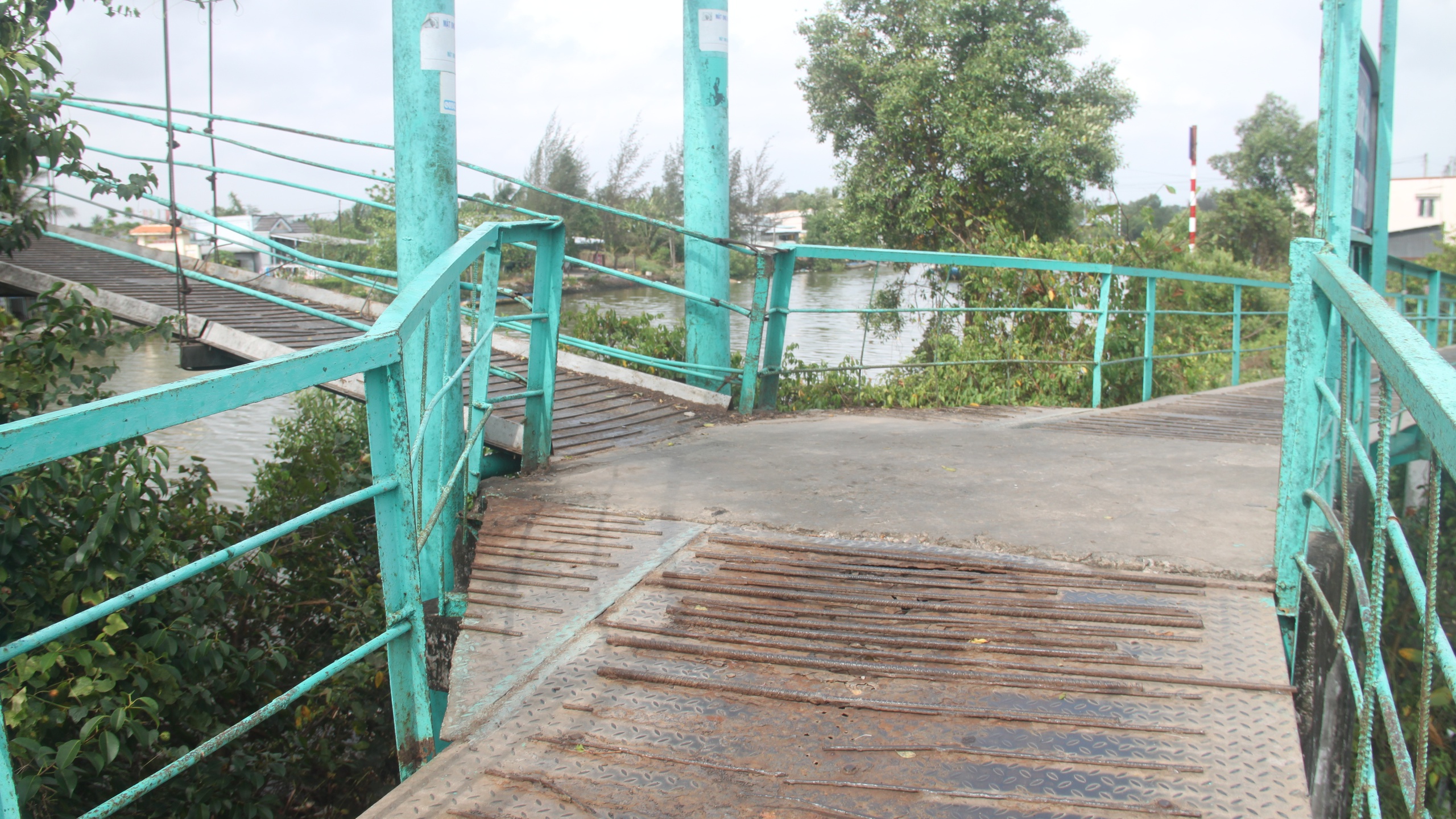 Bạc Liêu: Cầu treo Vĩnh Mỹ dừng hoạt động, việc đi lại thế nào?- Ảnh 3. Bạc Liêu: Cầu treo Vĩnh Mỹ dừng hoạt động, việc đi lại thế nào?- Ảnh 3.