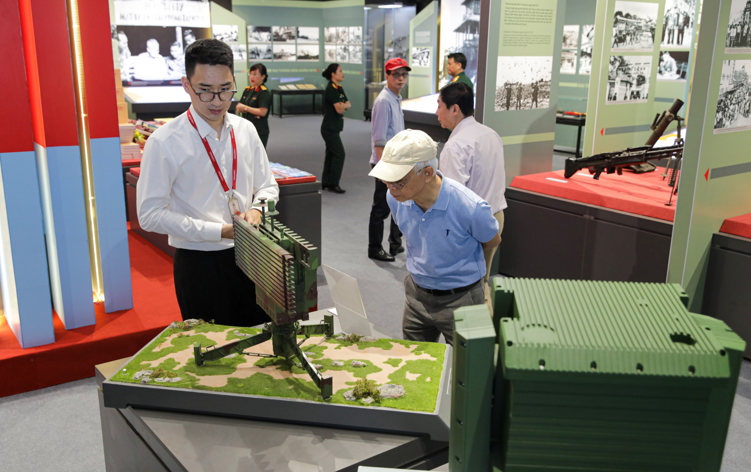 “Bản hùng ca mùa Xuân đại thắng” qua những hình ảnh, hiện vật quý- Ảnh 14. “Bản hùng ca mùa Xuân đại thắng” qua những hình ảnh, hiện vật quý- Ảnh 14.