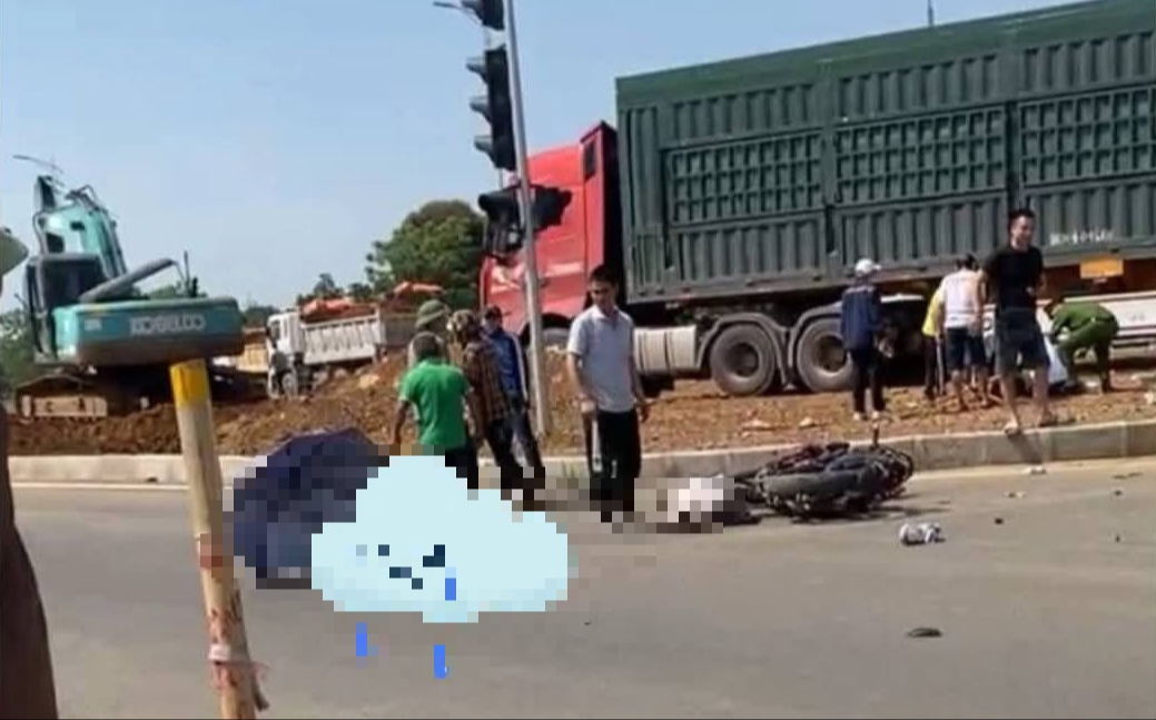 Xe đầu k&eacute;o v&agrave; xe m&aacute;y t&ocirc;ng nhau giữa ng&atilde; tư, hai vợ chồng tử vong- Ảnh 1.