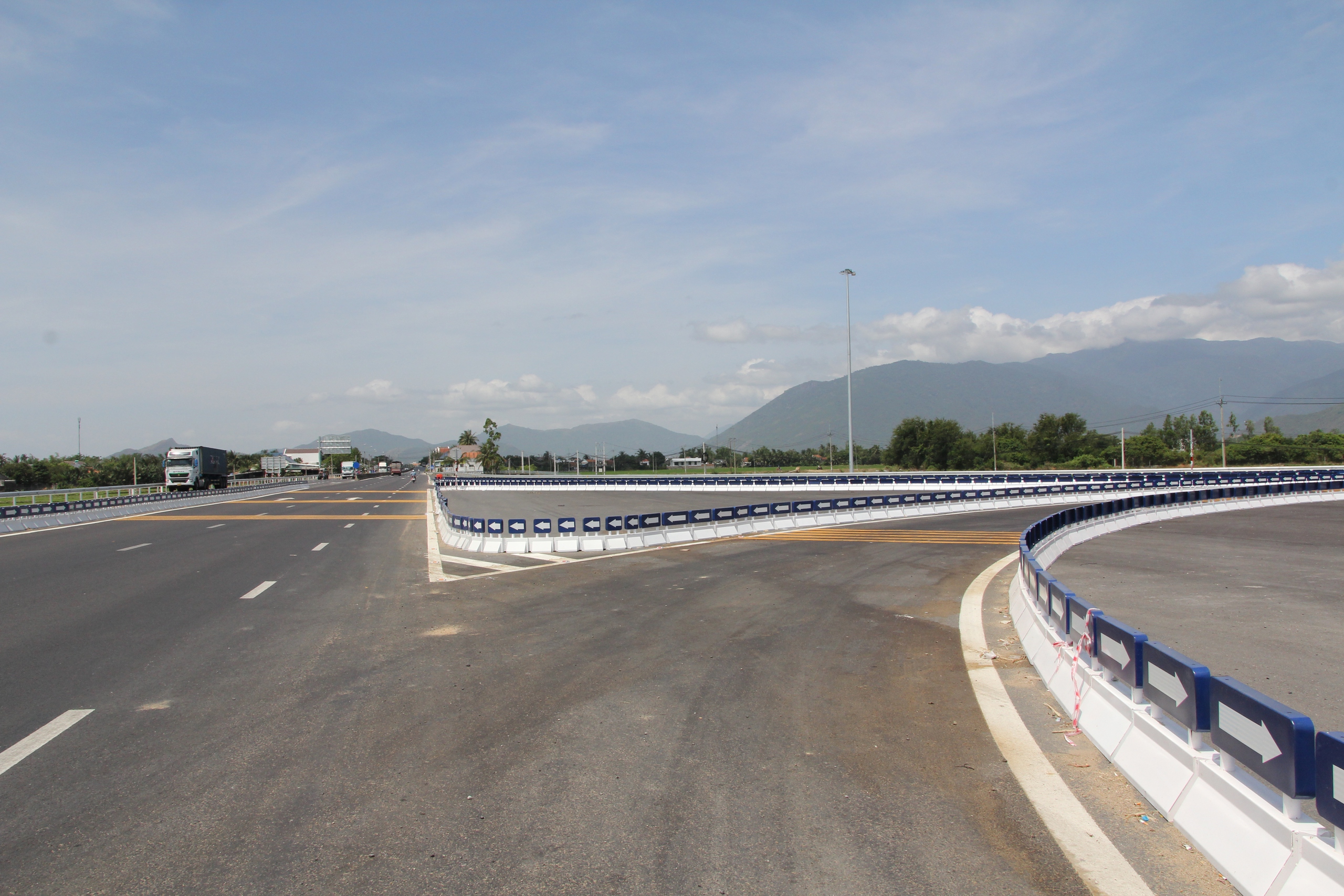 To&agrave;n cảnh hơn 70km cao tốc V&acirc;n Phong - Nha Trang trước ng&agrave;y khai th&aacute;c- Ảnh 8.