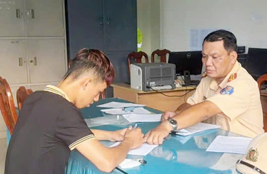 Tiền Giang: Tịch thu xe m&aacute;y, phạt 16 triệu đồng nam thanh ni&ecirc;n l&aacute;i xe bằng ch&acirc;n- Ảnh 1.