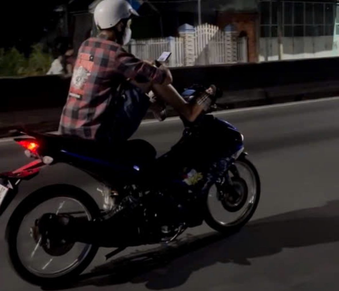 Tiền Giang: Tịch thu xe m&aacute;y, phạt 16 triệu đồng nam thanh ni&ecirc;n l&aacute;i xe bằng ch&acirc;n- Ảnh 2.