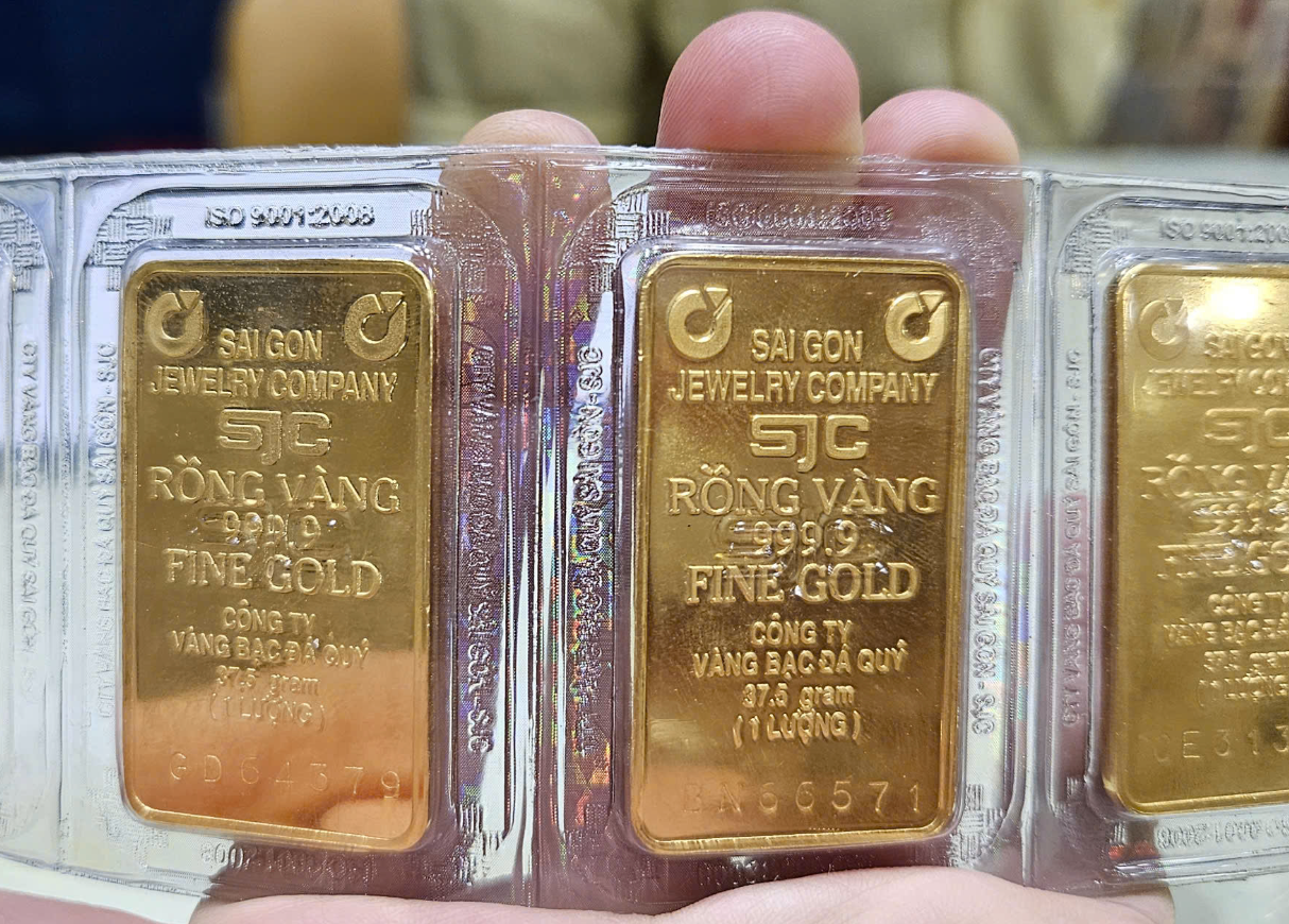 V&agrave;ng miếng SJC vọt l&ecirc;n mốc 111 triệu đồng mỗi lượng- Ảnh 1.