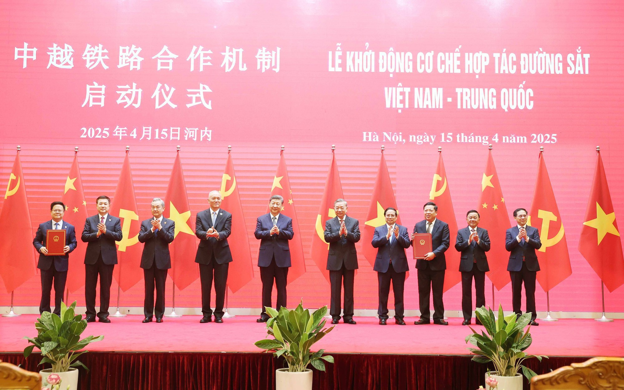 Việt Nam - Trung Quốc ký bản ghi nhớ hợp tác về phòng cháy, chữa cháy và cứu nạn, cứu hộ- Ảnh 2. Việt Nam - Trung Quốc ký kết 7 văn kiện quan trọng lĩnh vực đường sắt và đường bộ