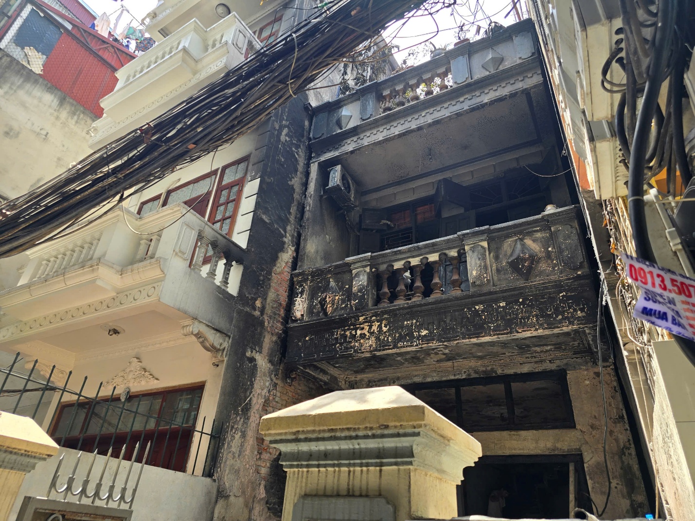 Cần mở lối tho&aacute;t hiểm khẩn cấp để đảm bảo PCCC- Ảnh 1.