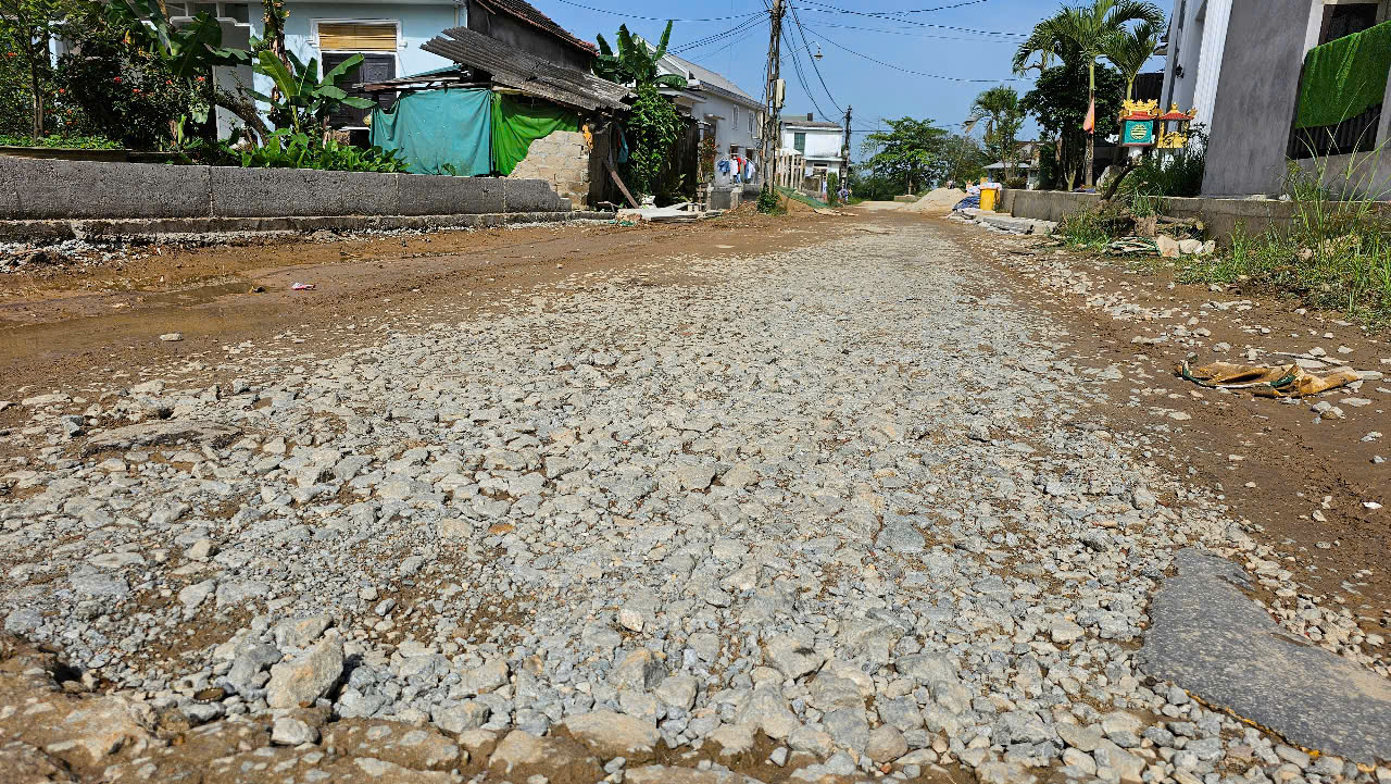 Đường trăm tỷ dở dang v&igrave; vướng trụ điện, thiếu mặt bằng khiến người d&acirc;n khổ sở- Ảnh 1.