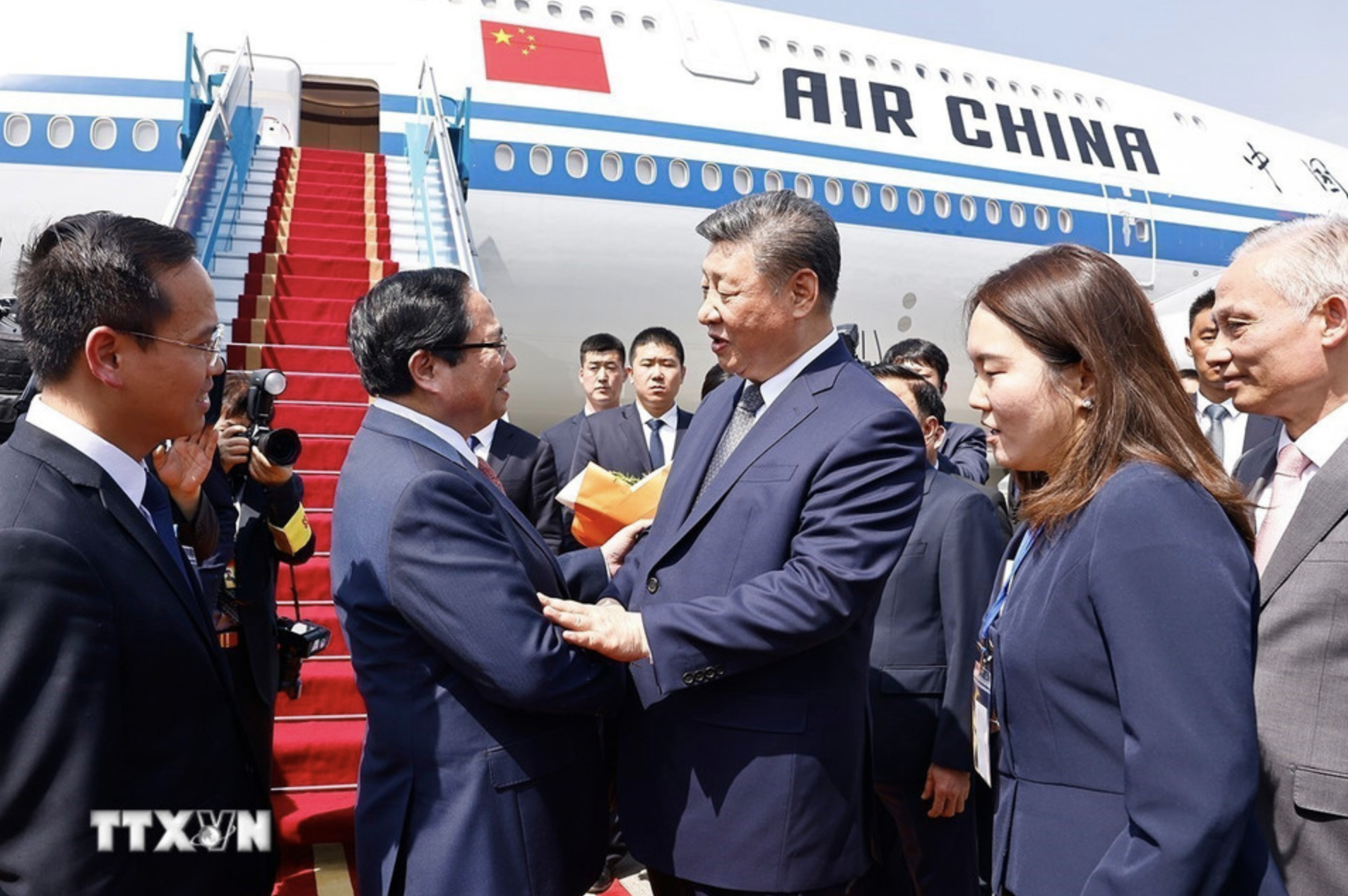 Thủ tướng Phạm Minh Ch&iacute;nh tiễn Tổng B&iacute; thư, Chủ tịch Trung Quốc Tập Cận B&igrave;nh tại s&acirc;n bay- Ảnh 2.