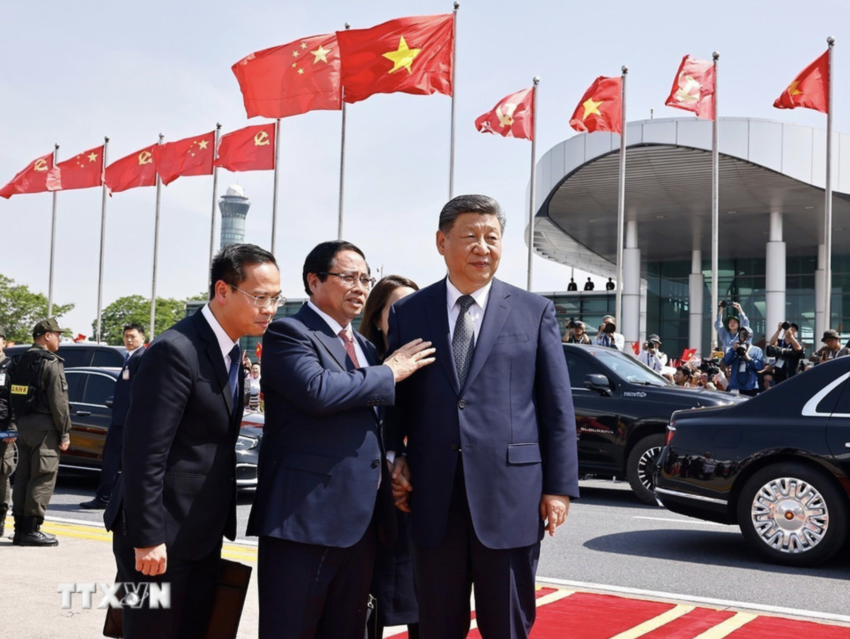 Thủ tướng Phạm Minh Ch&iacute;nh tiễn Tổng B&iacute; thư, Chủ tịch Trung Quốc Tập Cận B&igrave;nh tại s&acirc;n bay- Ảnh 1.