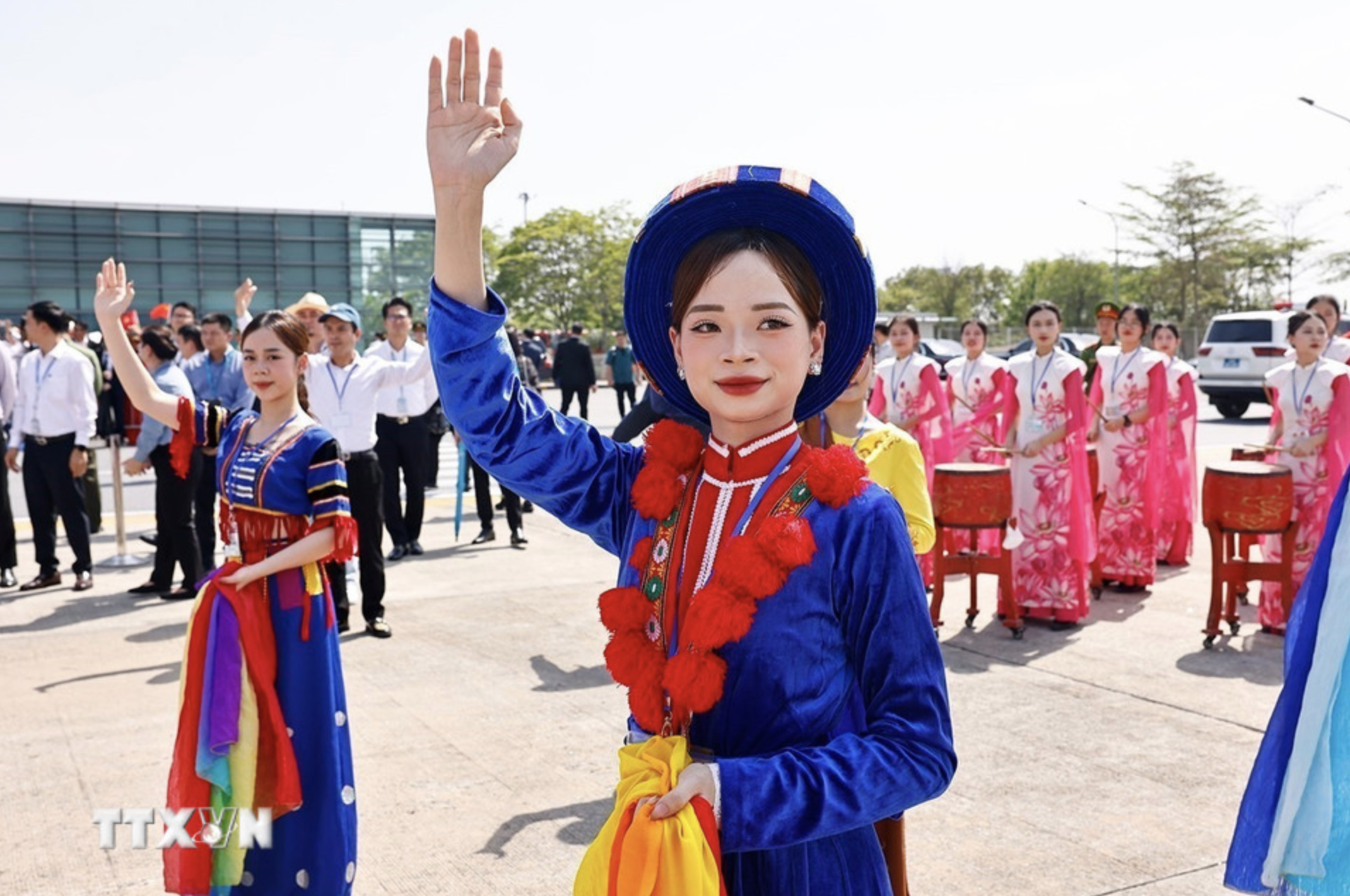 Thủ tướng Phạm Minh Ch&iacute;nh tiễn Tổng B&iacute; thư, Chủ tịch Trung Quốc Tập Cận B&igrave;nh tại s&acirc;n bay- Ảnh 3.
