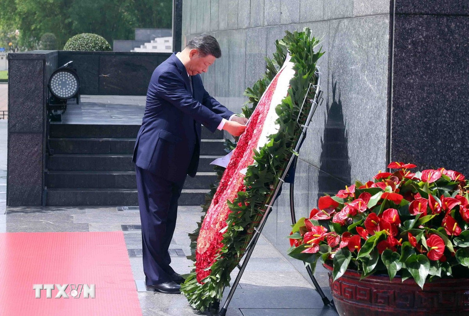 Tổng Bí thư Tô Lâm và Tổng Bí thư, Chủ tịch Tập Cận Bình viếng Chủ tịch Hồ Chí Minh- Ảnh 2. Tổng Bí thư Tô Lâm và Tổng Bí thư, Chủ tịch Tập Cận Bình viếng Chủ tịch Hồ Chí Minh- Ảnh 2.