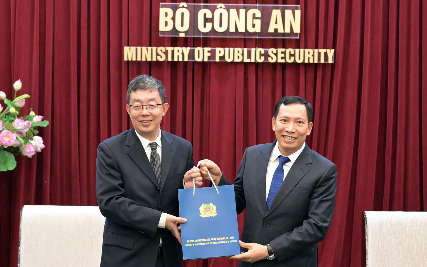 Quảng Ninh: Cứu công dân Trung Quốc trôi dạt trên sông Ka Long- Ảnh 3. Việt Nam - Trung Quốc ký bản ghi nhớ hợp tác về phòng cháy, chữa cháy và cứu nạn, cứu hộ