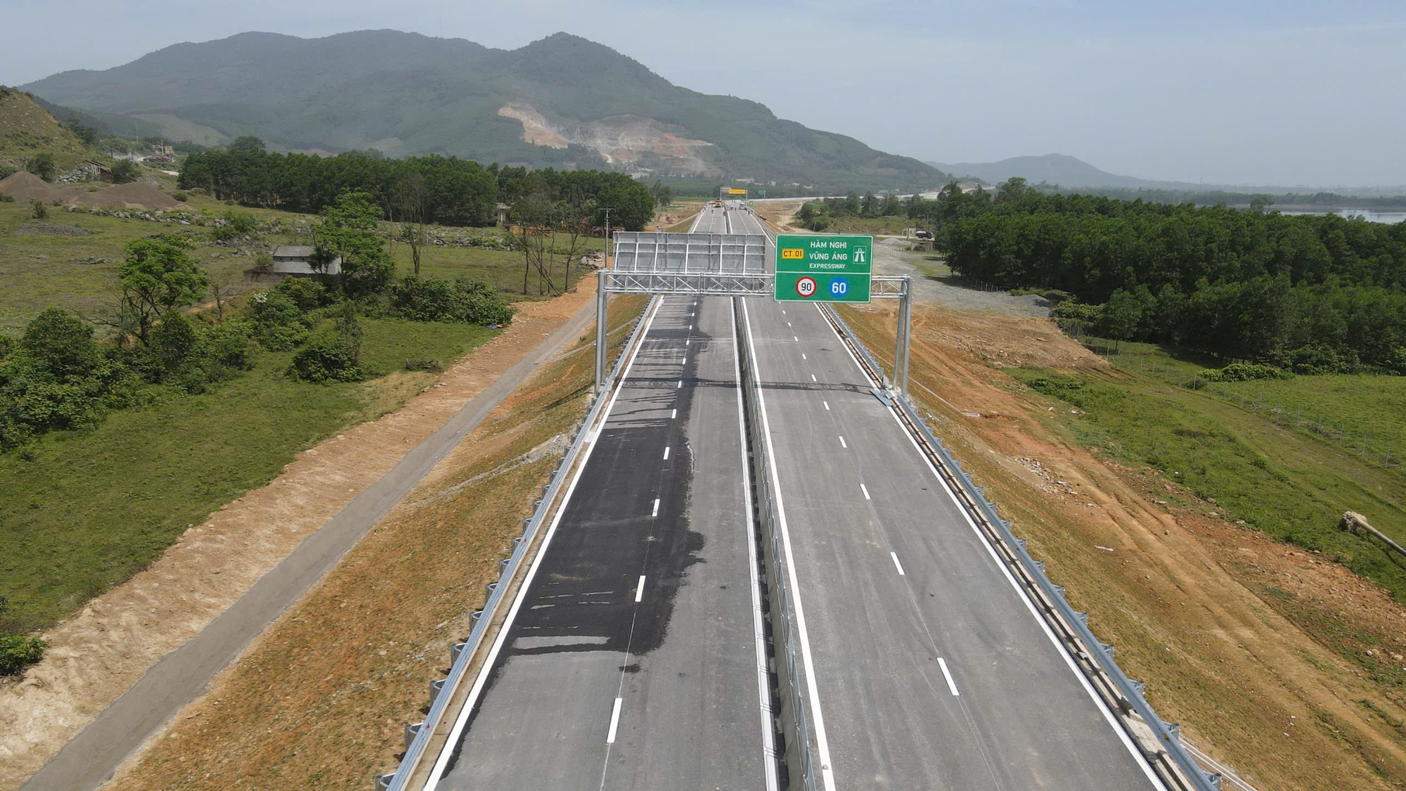 Cận cảnh nút giao cao tốc kết nối Khu kinh tế Vũng Áng sắp thông xe- Ảnh 7. Cận cảnh nút giao cao tốc kết nối Khu kinh tế Vũng Áng sắp thông xe- Ảnh 7.