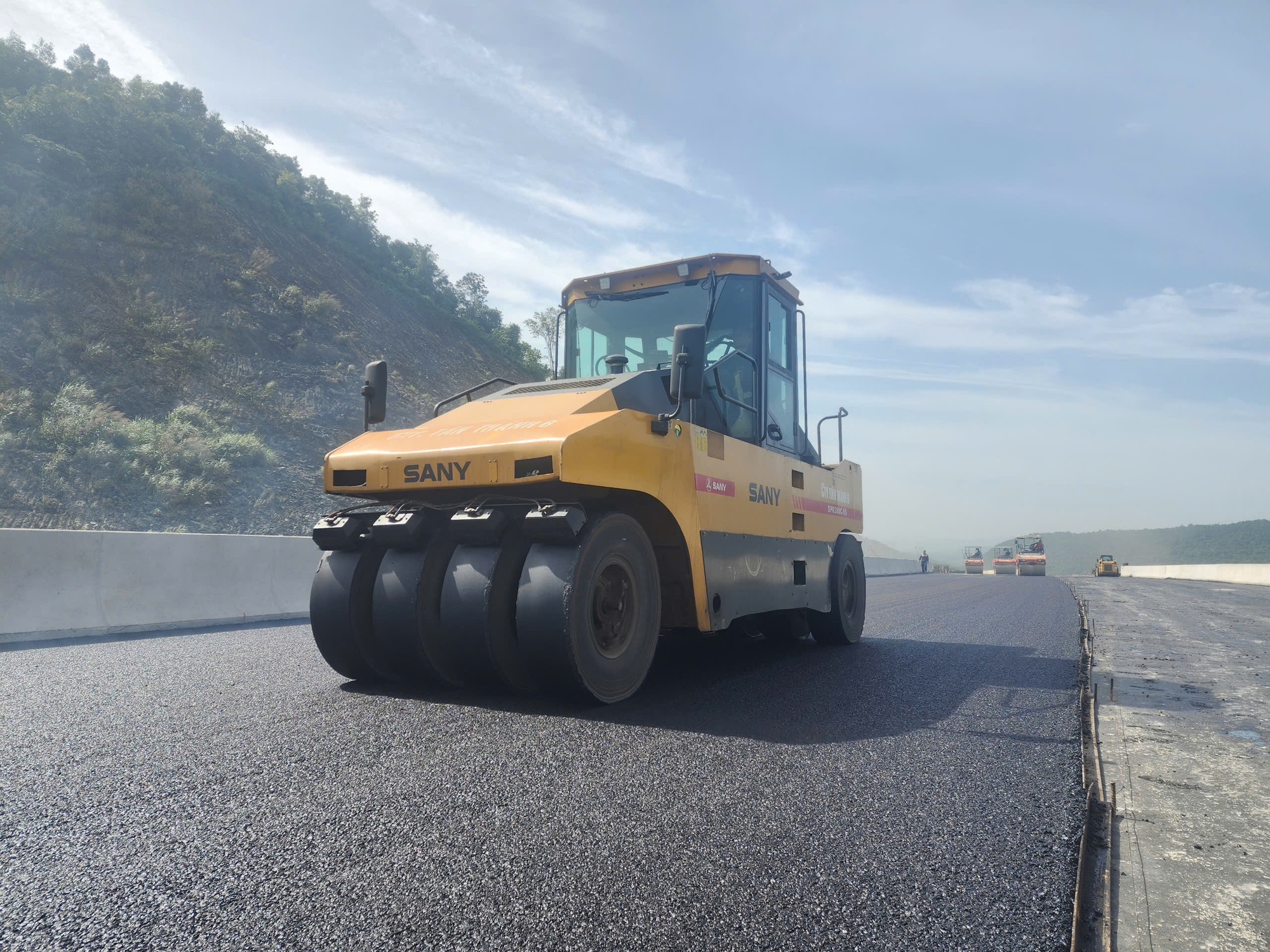 Cao tốc Vũng &Aacute;ng - B&ugrave;ng: Nhiều cầu vượt hồ Kim Sơn bứt tốc về đ&iacute;ch- Ảnh 4.