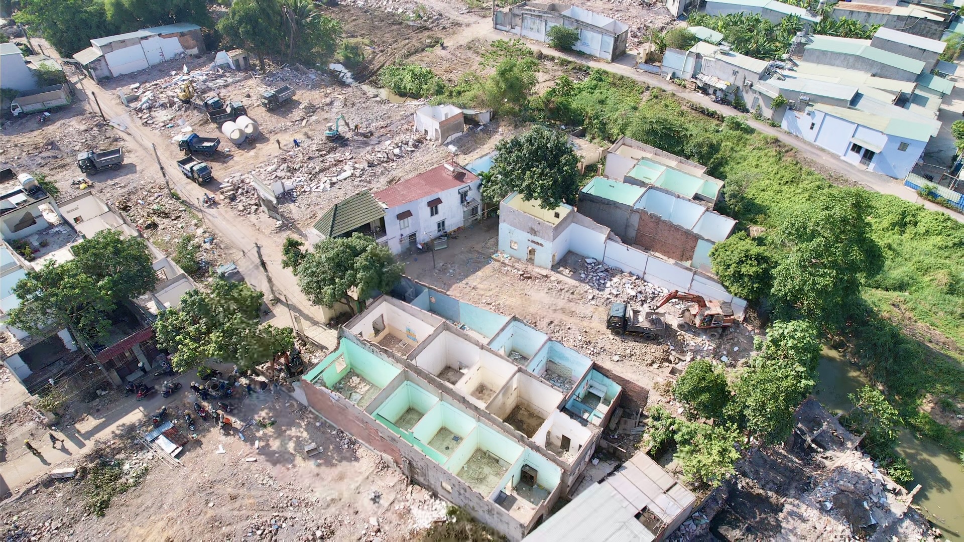 Người dân tất bật ngày đêm tháo dỡ nhà, bàn giao mặt bằng sạch làm cao tốc Biên Hoà- Ảnh 2. Người dân tất bật ngày đêm tháo dỡ nhà, bàn giao mặt bằng sạch làm cao tốc Biên Hoà- Ảnh 2.