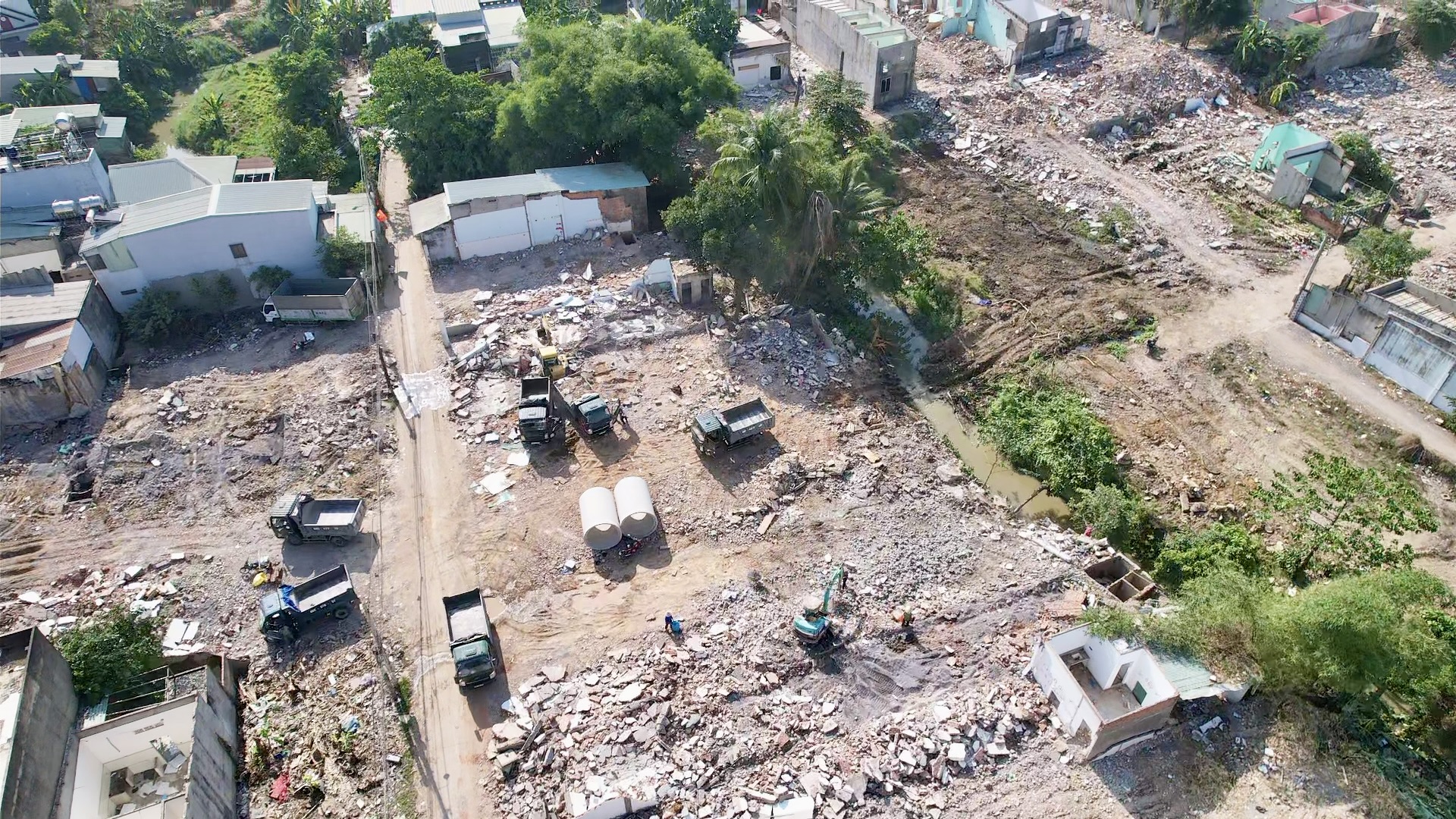 Người dân tất bật ngày đêm tháo dỡ nhà, bàn giao mặt bằng sạch làm cao tốc Biên Hoà- Ảnh 3. Người dân tất bật ngày đêm tháo dỡ nhà, bàn giao mặt bằng sạch làm cao tốc Biên Hoà- Ảnh 3.