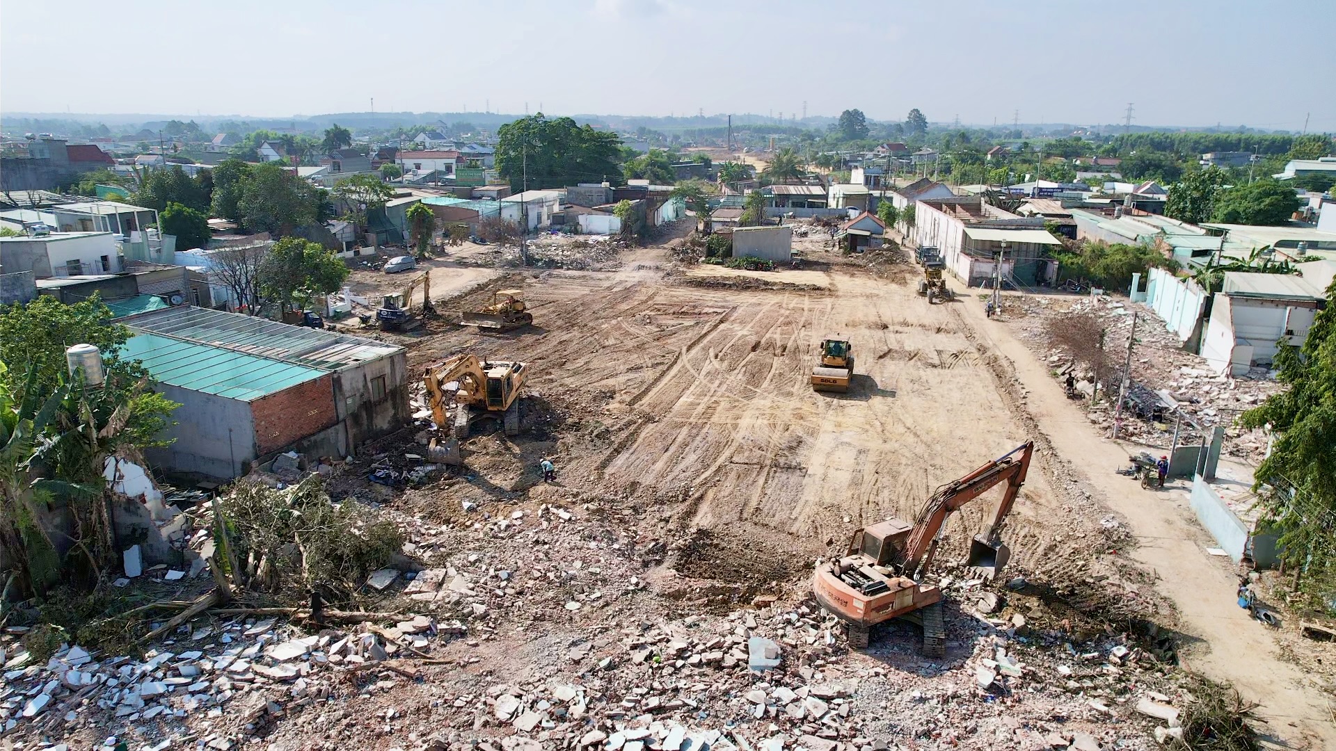 Người dân tất bật ngày đêm tháo dỡ nhà, bàn giao mặt bằng sạch làm cao tốc Biên Hoà- Ảnh 4. Người dân tất bật ngày đêm tháo dỡ nhà, bàn giao mặt bằng sạch làm cao tốc Biên Hoà- Ảnh 4.