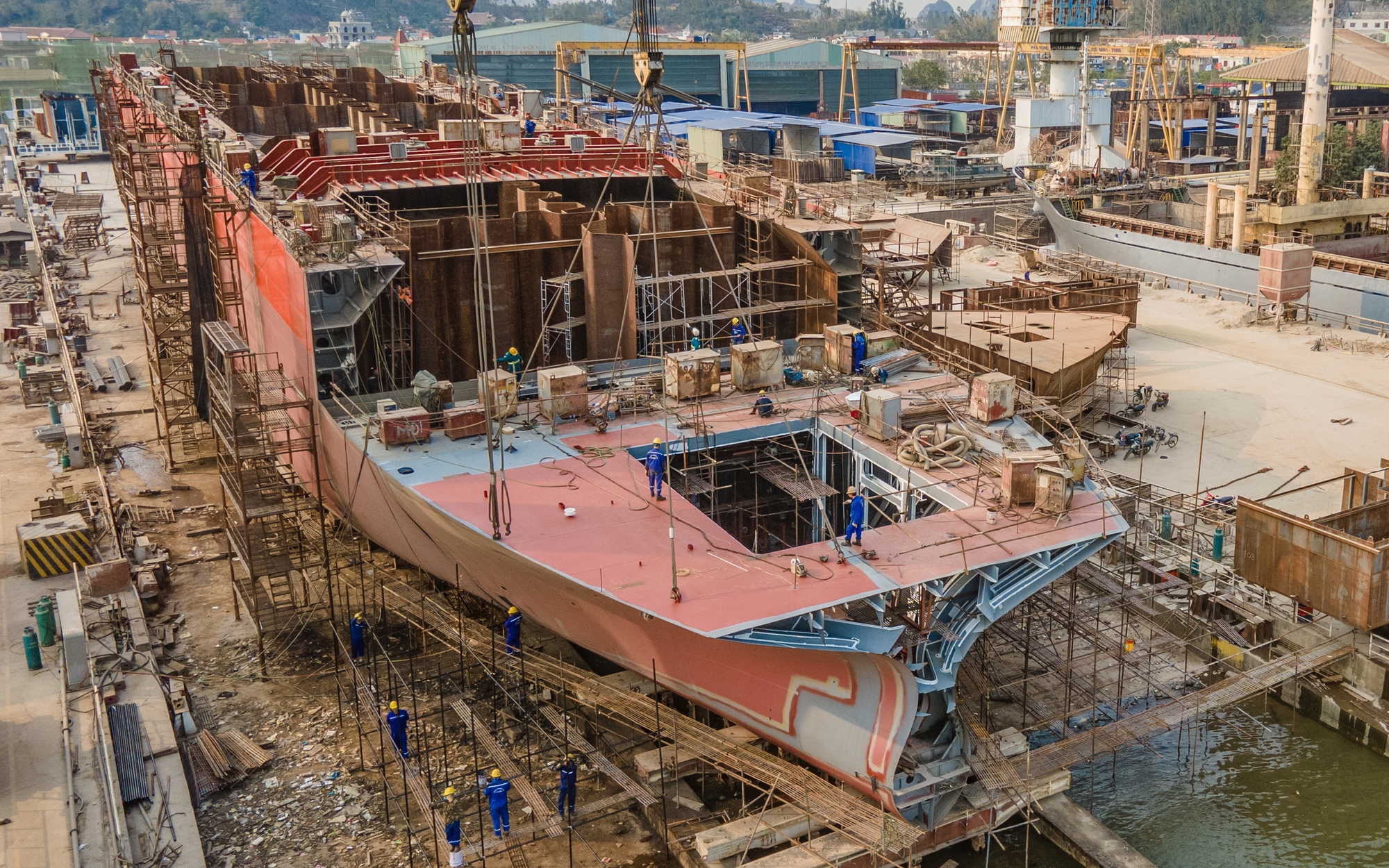 Tỉ mỉ đ&oacute;ng những con t&agrave;u 'Made in Vietnam'