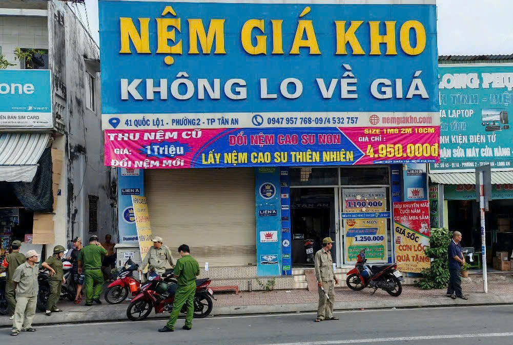 Ph&aacute;t hiện c&ocirc; g&aacute;i trẻ tử vong trong cửa h&agrave;ng nệm ven quốc lộ 1 qua Long An- Ảnh 1.