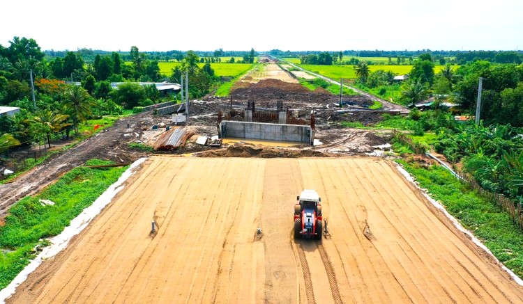 Th&uacute;c tiến độ thi c&ocirc;ng cao tốc Ch&acirc;u Đốc - Cần Thơ - S&oacute;c Trăng- Ảnh 1.