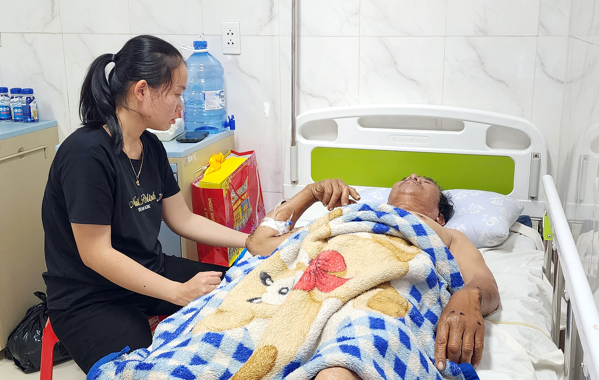 Vợ mất, chồng nguy kịch sau tai nạn- Ảnh 1. Vợ mất, chồng nguy kịch sau tai nạn- Ảnh 1.