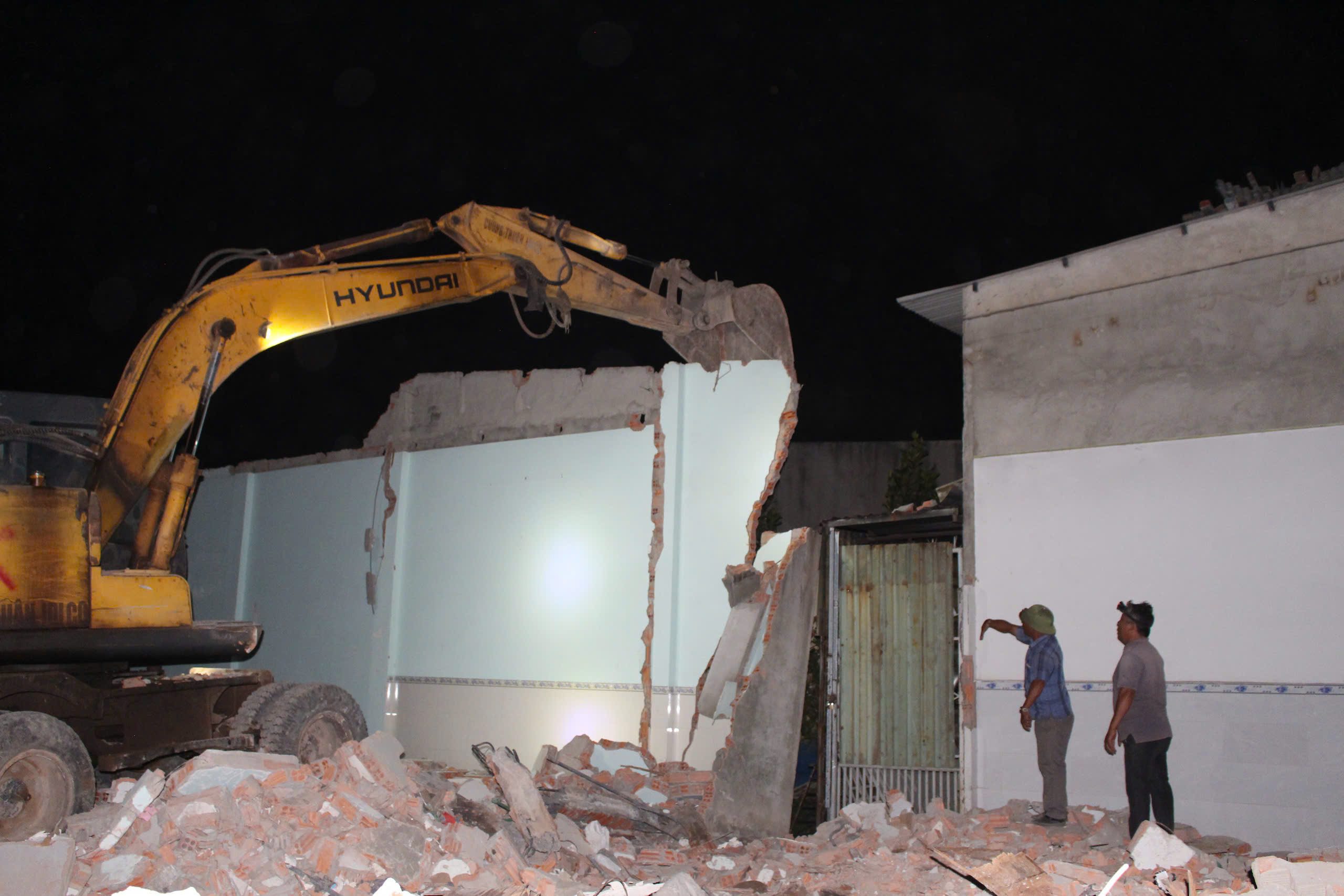 Người dân tất bật ngày đêm tháo dỡ nhà, bàn giao mặt bằng sạch làm cao tốc Biên Hoà- Ảnh 13. Người dân tất bật ngày đêm tháo dỡ nhà, bàn giao mặt bằng sạch làm cao tốc Biên Hoà- Ảnh 13.