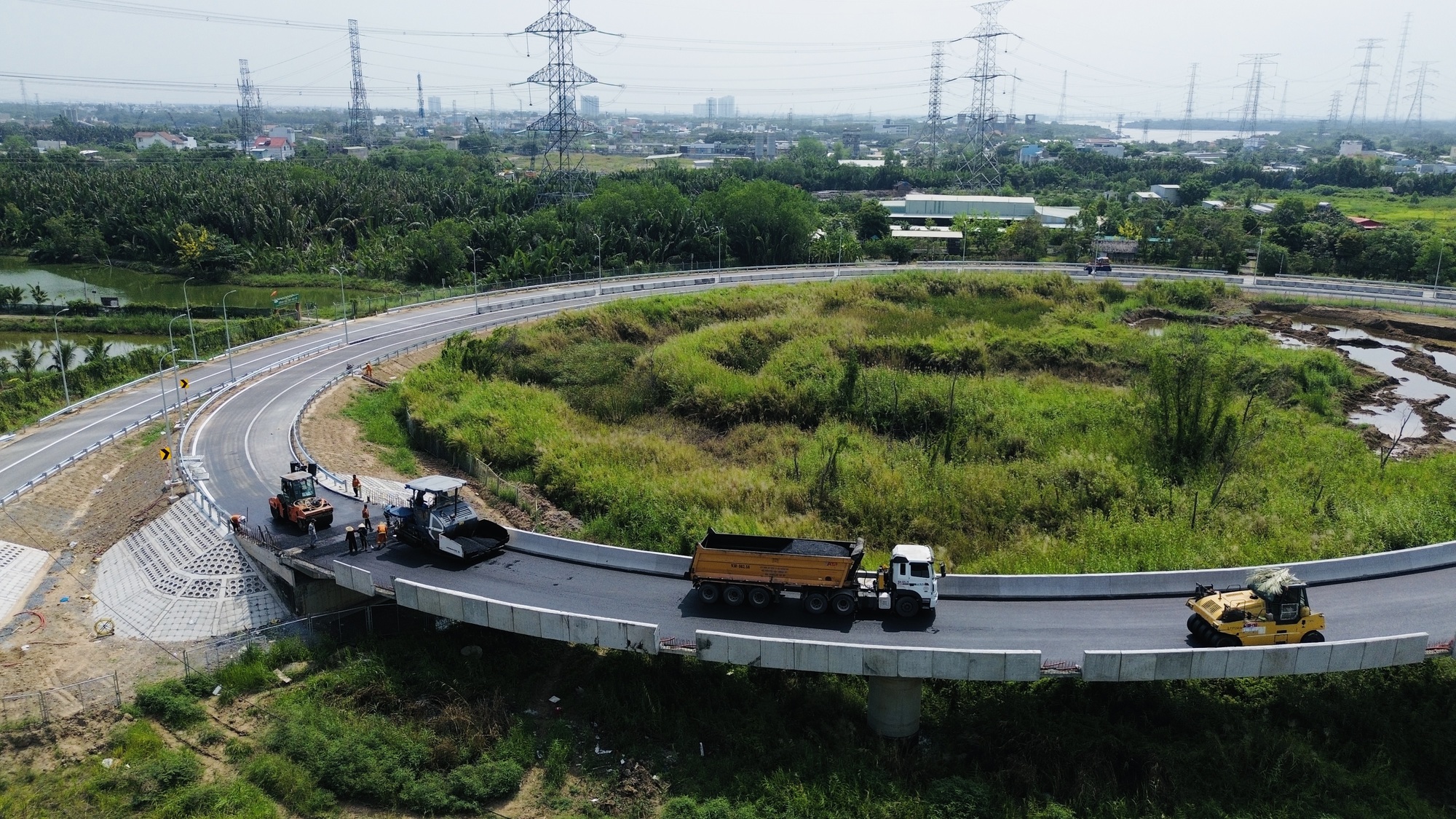 Ngắm "dải lụa" vắt qua miền ngoại ô TP.HCM sắp thông xe kỹ thuật- Ảnh 3. Ngắm "dải lụa" vắt qua miền ngoại ô TP.HCM sắp thông xe kỹ thuật- Ảnh 3.