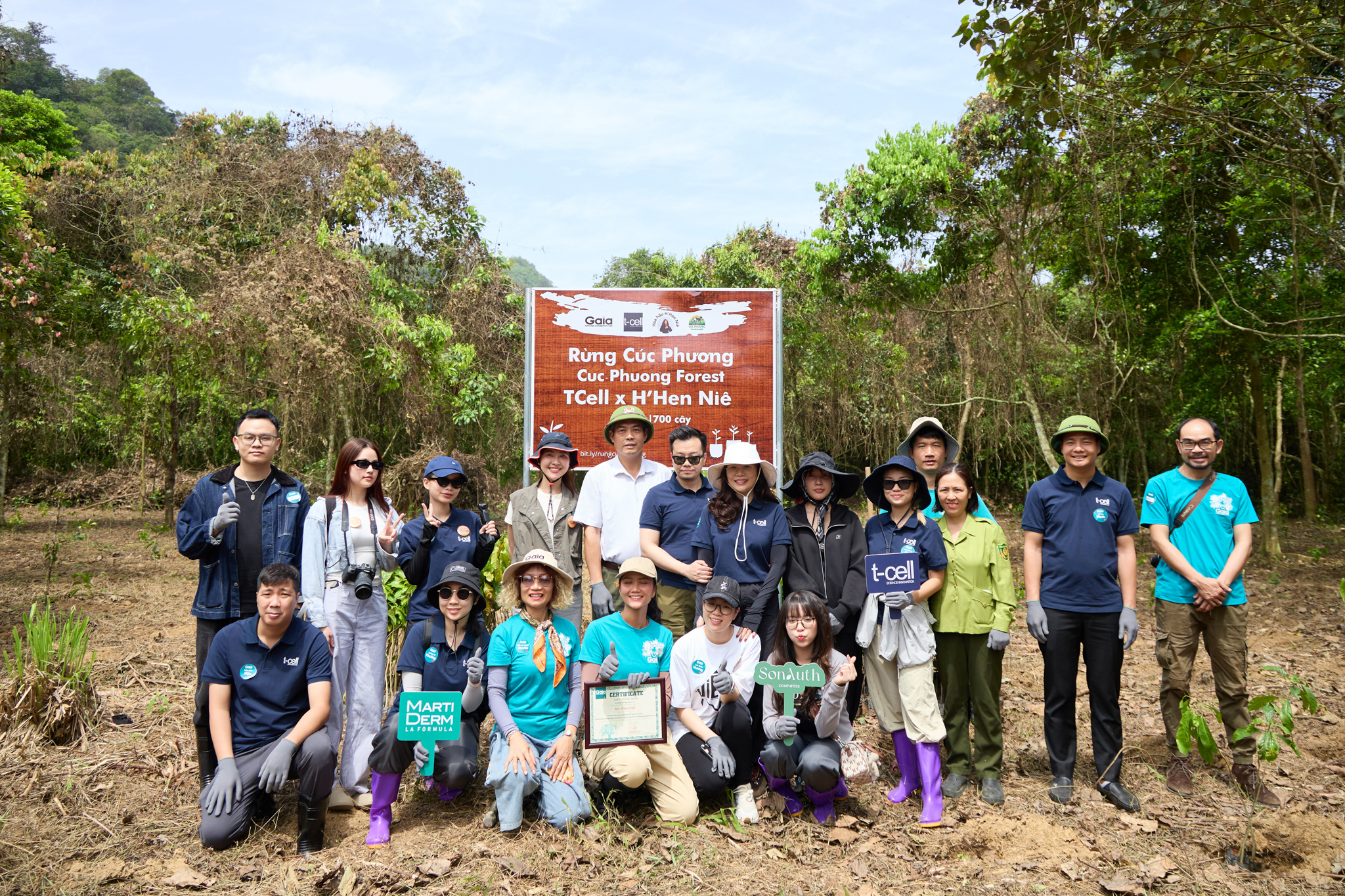 Hoa hậu H’Hen Niê cùng chồng trồng 700 cây xanh tại Vườn Quốc gia Cúc Phương- Ảnh 1. Hoa hậu H’Hen Niê cùng chồng trồng 700 cây xanh tại Vườn Quốc gia Cúc Phương- Ảnh 1.