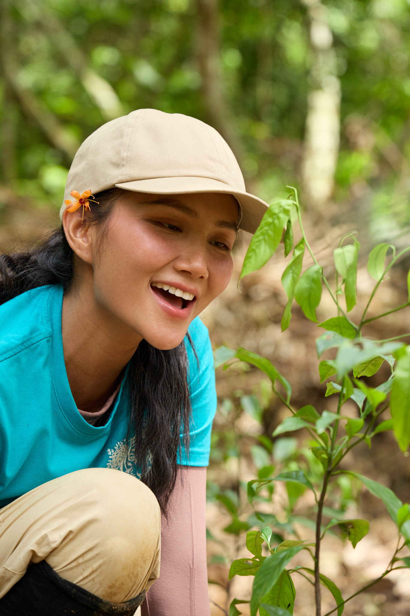 Hoa hậu H’Hen Niê cùng chồng trồng 700 cây xanh tại Vườn Quốc gia Cúc Phương- Ảnh 9. Hoa hậu H’Hen Niê cùng chồng trồng 700 cây xanh tại Vườn Quốc gia Cúc Phương- Ảnh 9.