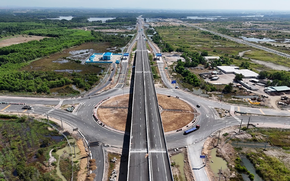 Ngắm "dải lụa" vắt qua miền ngoại ô TP.HCM sắp thông xe kỹ thuật- Ảnh 16. Diện mạo nhánh phía Đông cao tốc Bến Lức - Long Thành sắp thông xe kỹ thuật