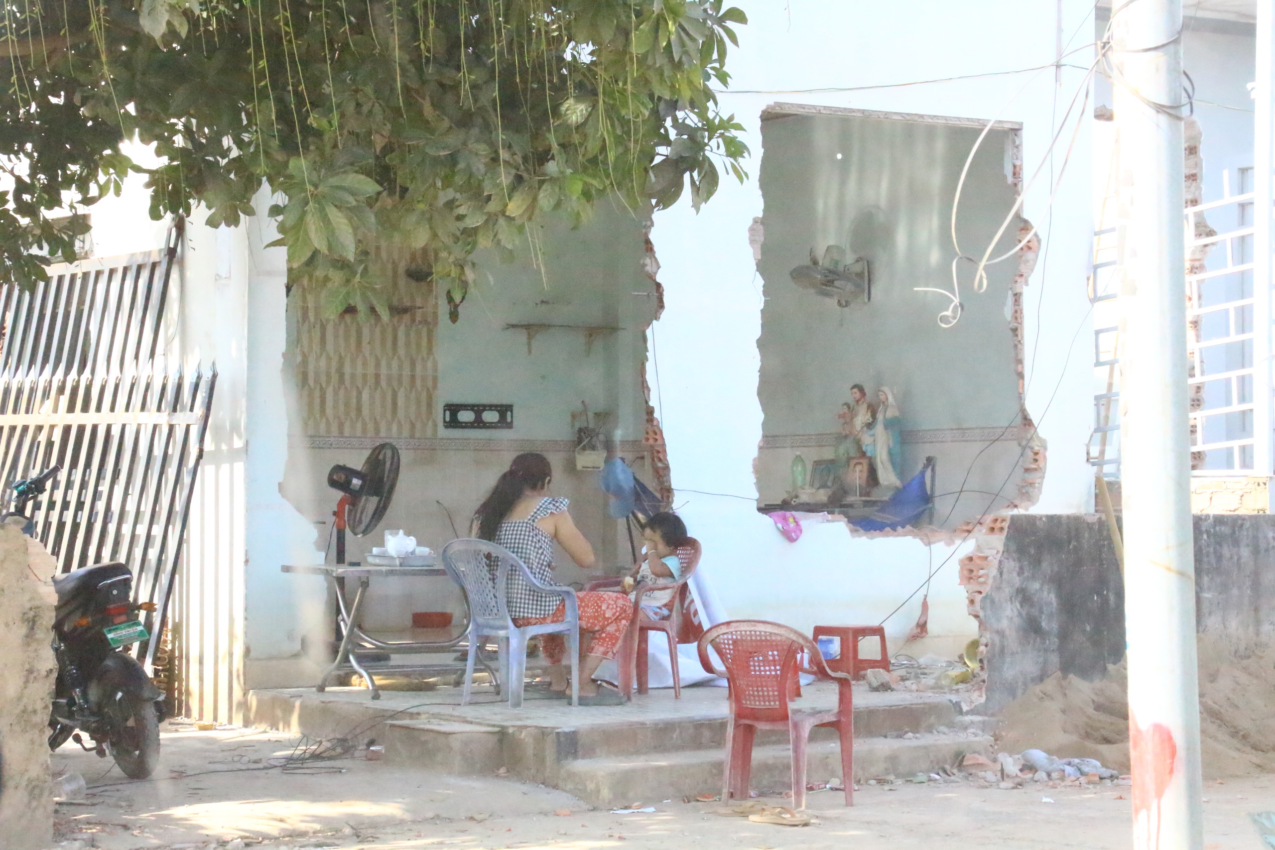 Người dân tất bật ngày đêm tháo dỡ nhà, bàn giao mặt bằng sạch làm cao tốc Biên Hoà- Ảnh 8. Người dân tất bật ngày đêm tháo dỡ nhà, bàn giao mặt bằng sạch làm cao tốc Biên Hoà- Ảnh 8.