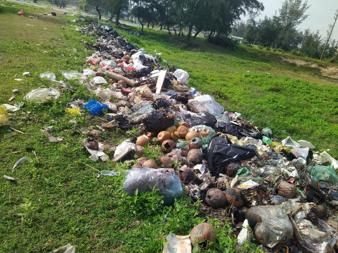 H&agrave; Tĩnh: R&aacute;c bủa v&acirc;y, hạ tầng xuống cấp ở điểm du lịch biển Xu&acirc;n Hải- Ảnh 1.