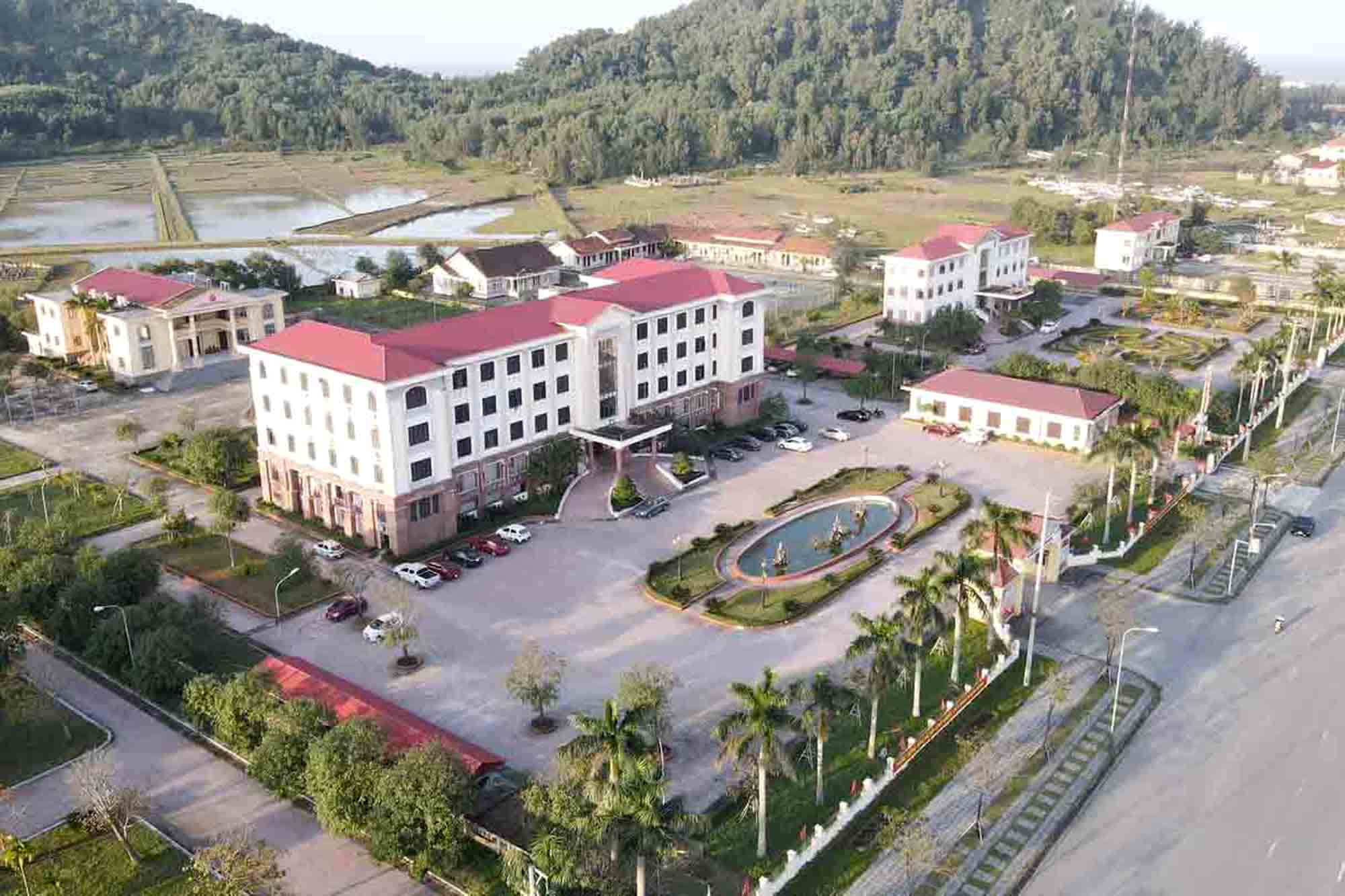 Xử l&yacute; thế n&agrave;o với trụ sở d&ocirc;i dư sau s&aacute;p nhập?- Ảnh 1.