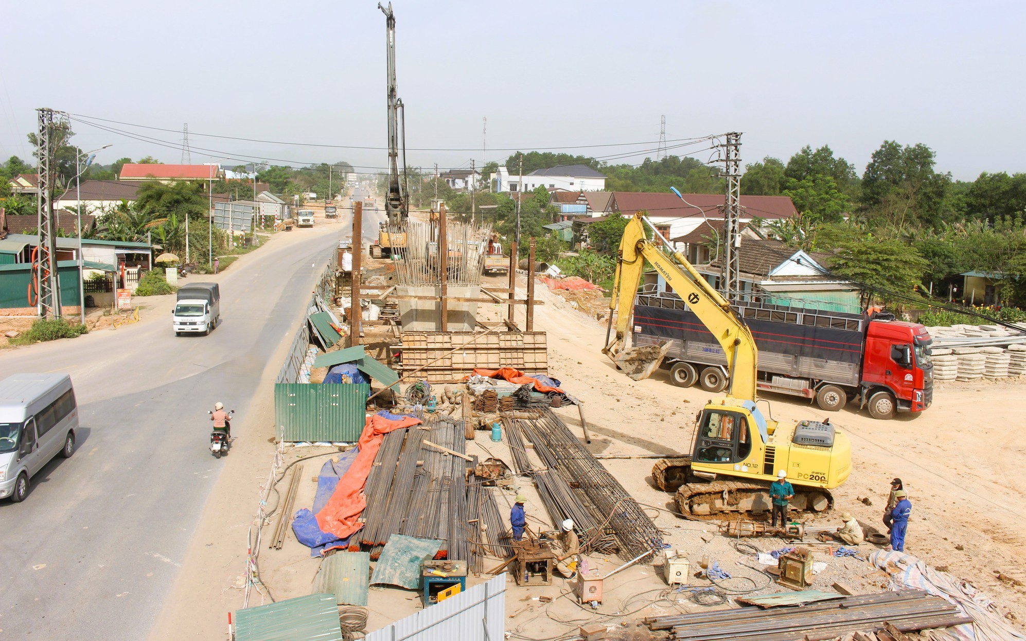 Công nhân đội nắng hoàn thiện hạng mục an toàn giao thông cao tốc Vạn Ninh - Cam Lộ- Ảnh 16. Có mặt bằng, nhà thầu bứt phá tiến độ 3 nút giao, cầu vượt cao tốc Vạn Ninh - Cam Lộ