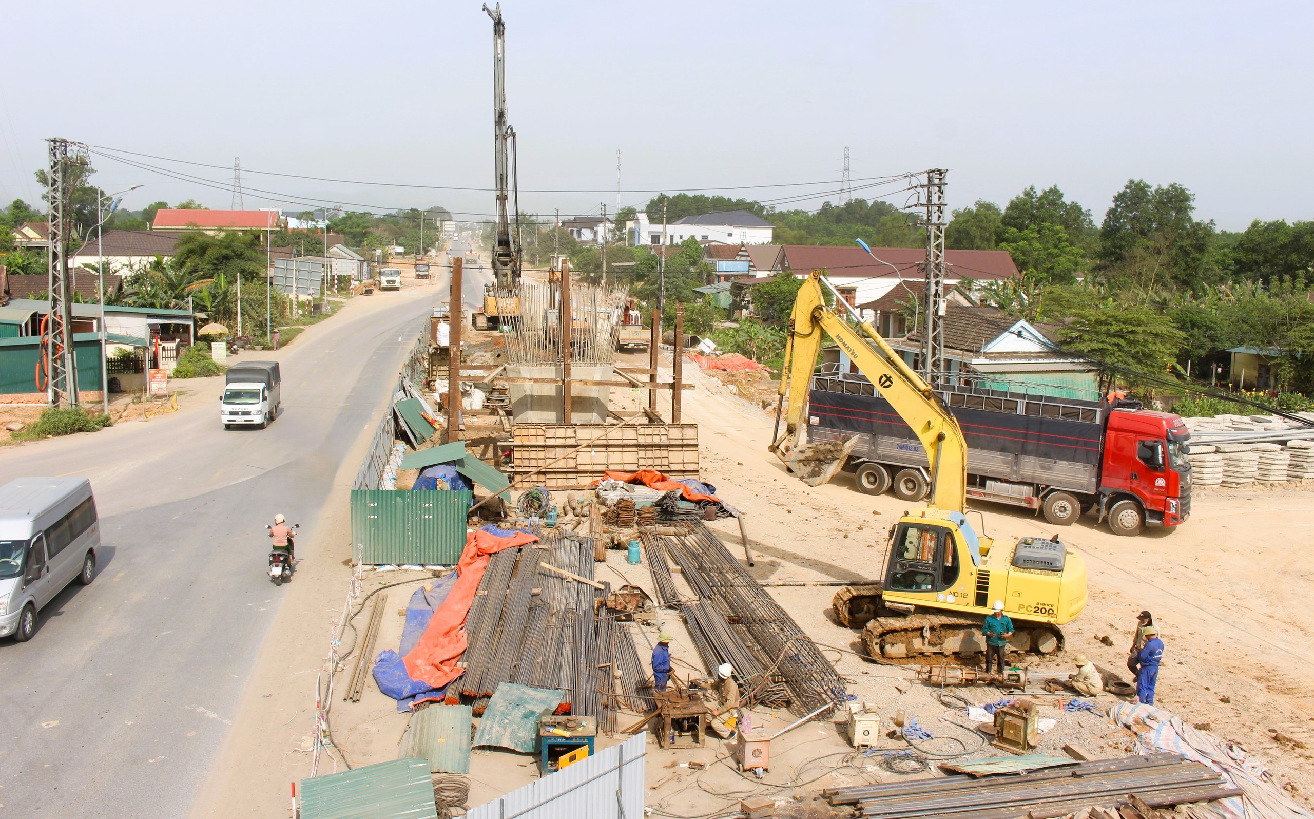 C&oacute; mặt bằng, nh&agrave; thầu bứt ph&aacute; tiến độ 3 n&uacute;t giao, cầu vượt cao tốc Vạn Ninh - Cam Lộ- Ảnh 1.