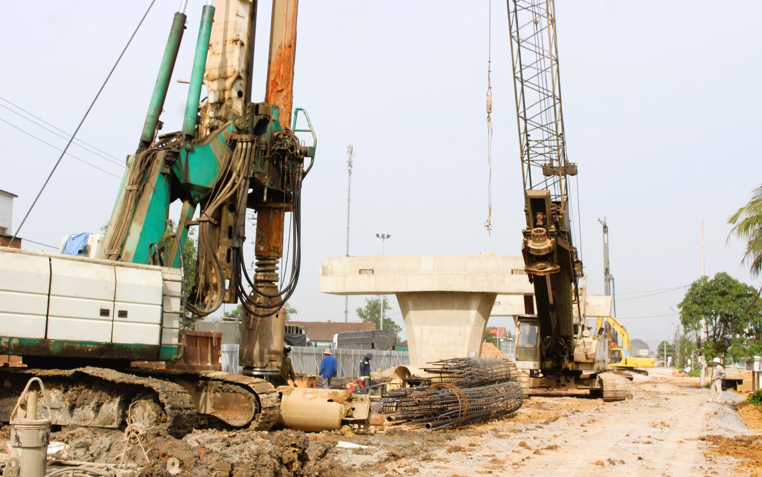 C&oacute; mặt bằng, nh&agrave; thầu bứt ph&aacute; tiến độ 3 n&uacute;t giao, cầu vượt cao tốc Vạn Ninh - Cam Lộ- Ảnh 2.