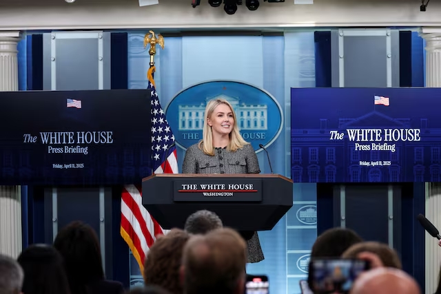 Reuters v&agrave; Bloomberg kh&ocirc;ng c&ograve;n nằm trong nh&oacute;m thường trực đưa tin về &ocirc;ng Trump- Ảnh 1.