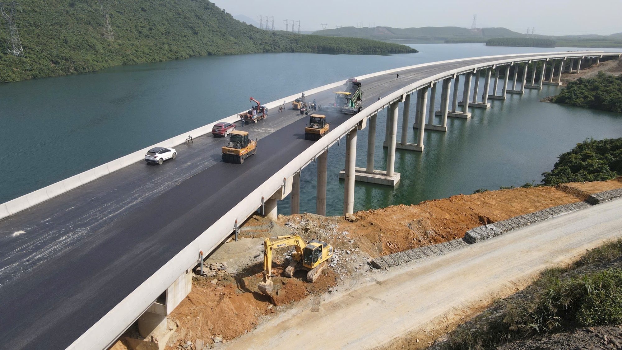 Cao tốc Vũng &Aacute;ng - B&ugrave;ng: Nhiều cầu vượt hồ Kim Sơn bứt tốc về đ&iacute;ch- Ảnh 2.
