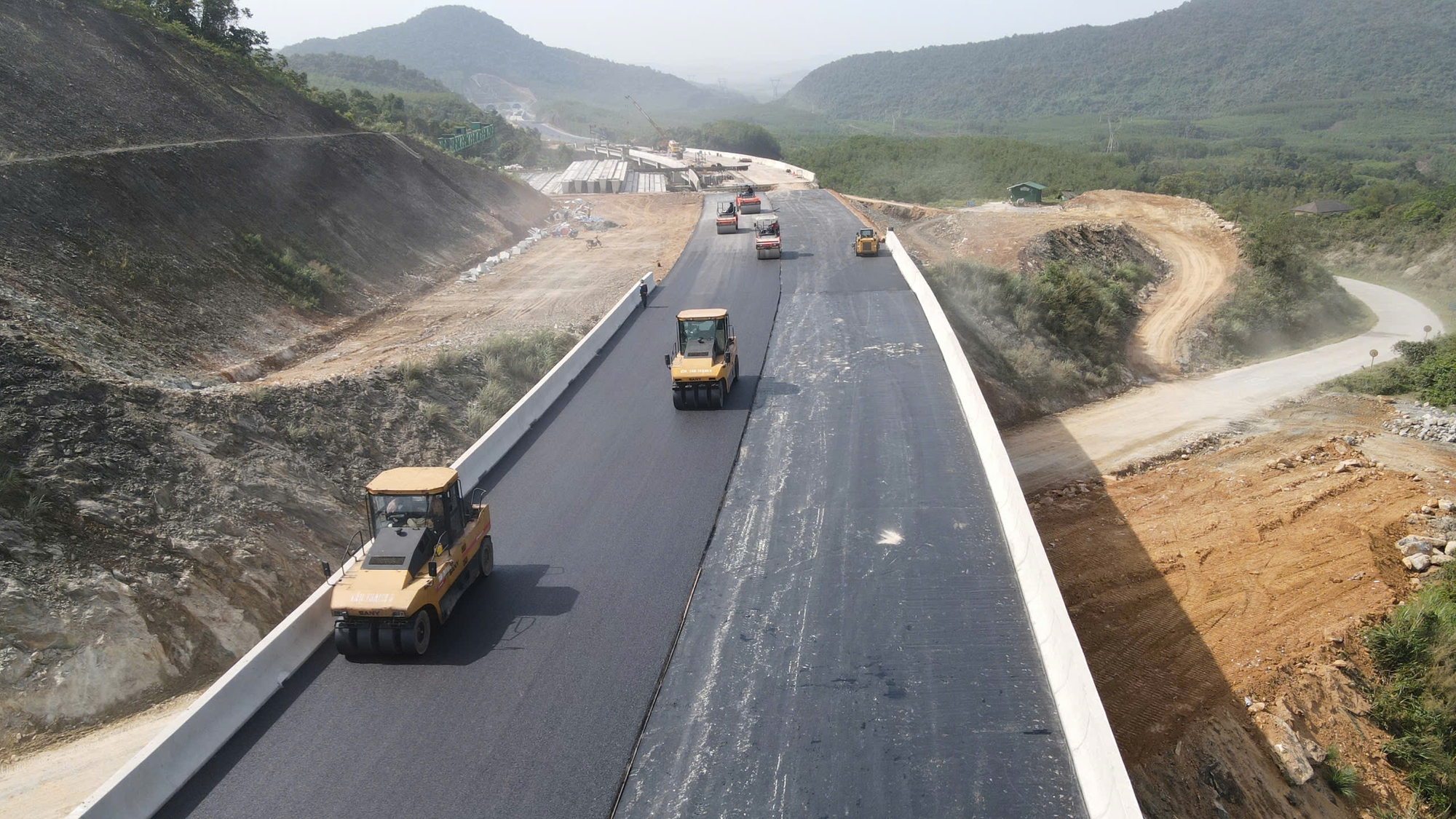 Cao tốc Vũng &Aacute;ng - B&ugrave;ng: Nhiều cầu vượt hồ Kim Sơn bứt tốc về đ&iacute;ch- Ảnh 3.