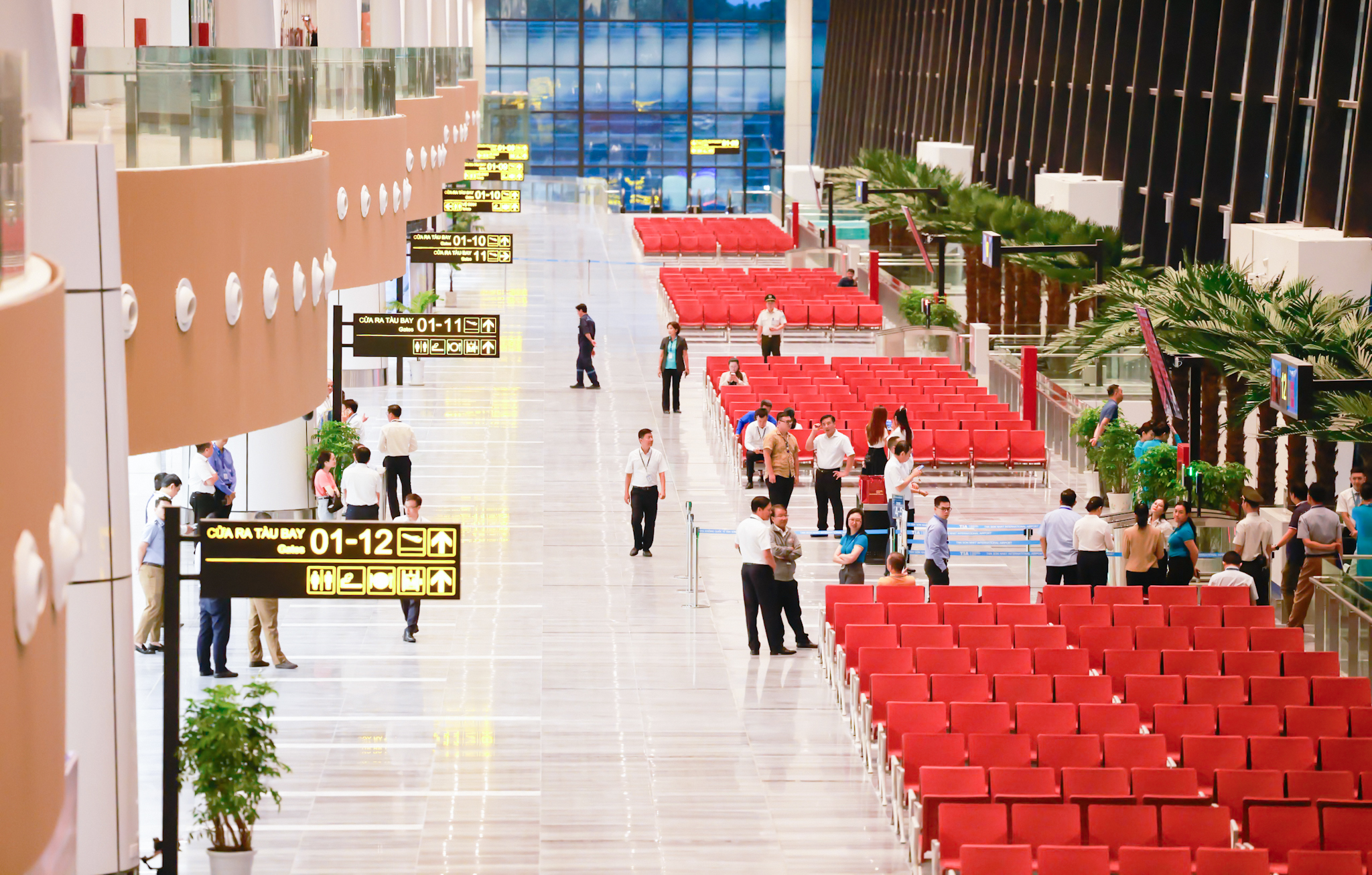 Những h&agrave;nh kh&aacute;ch x&ocirc;ng đất nh&agrave; ga T3 T&acirc;n Sơn Nhất- Ảnh 1.